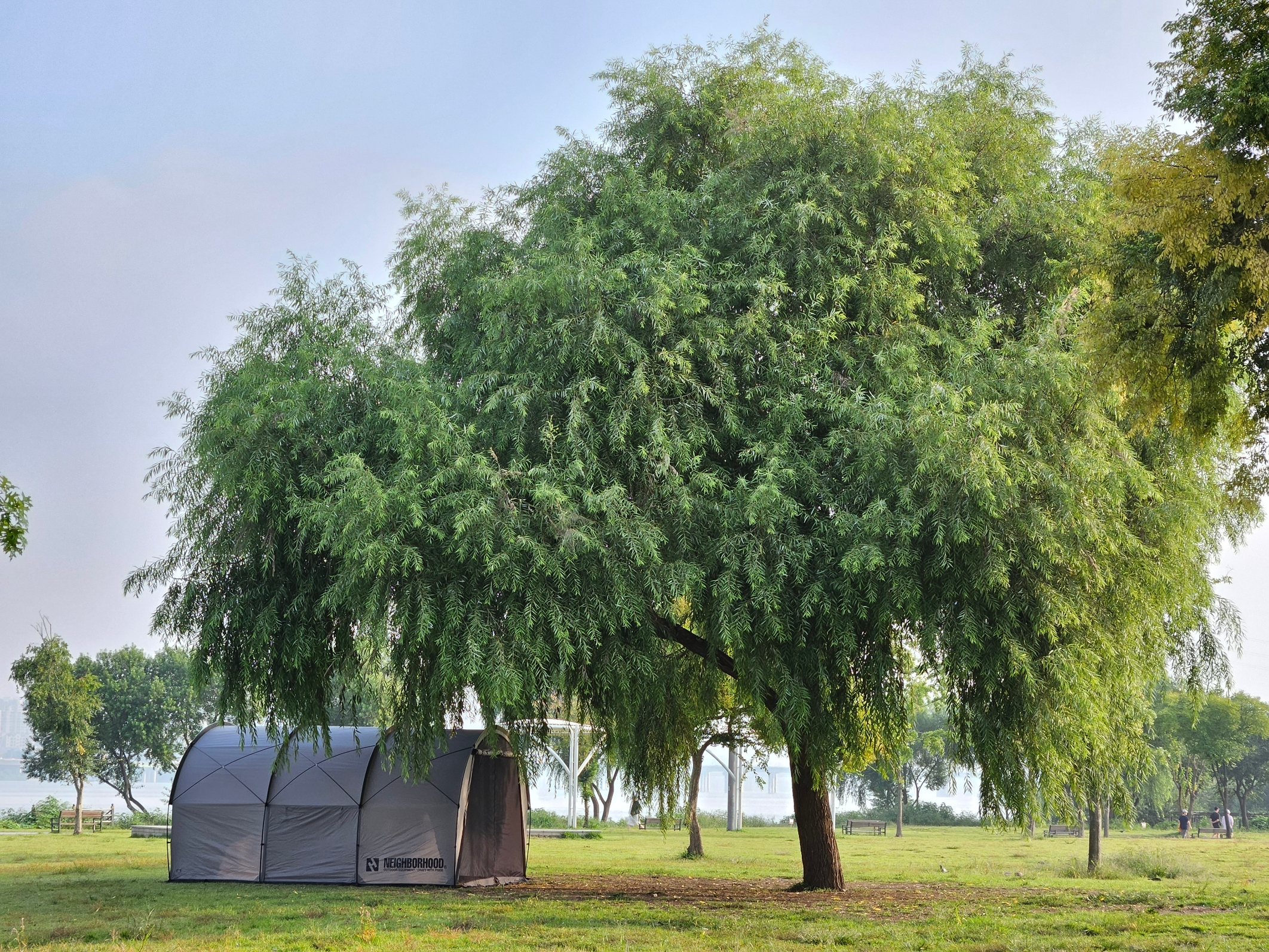 Helinox x Neighborhood Field Tunnel 4.35 Hangar Gray 착용 스타일 - 1