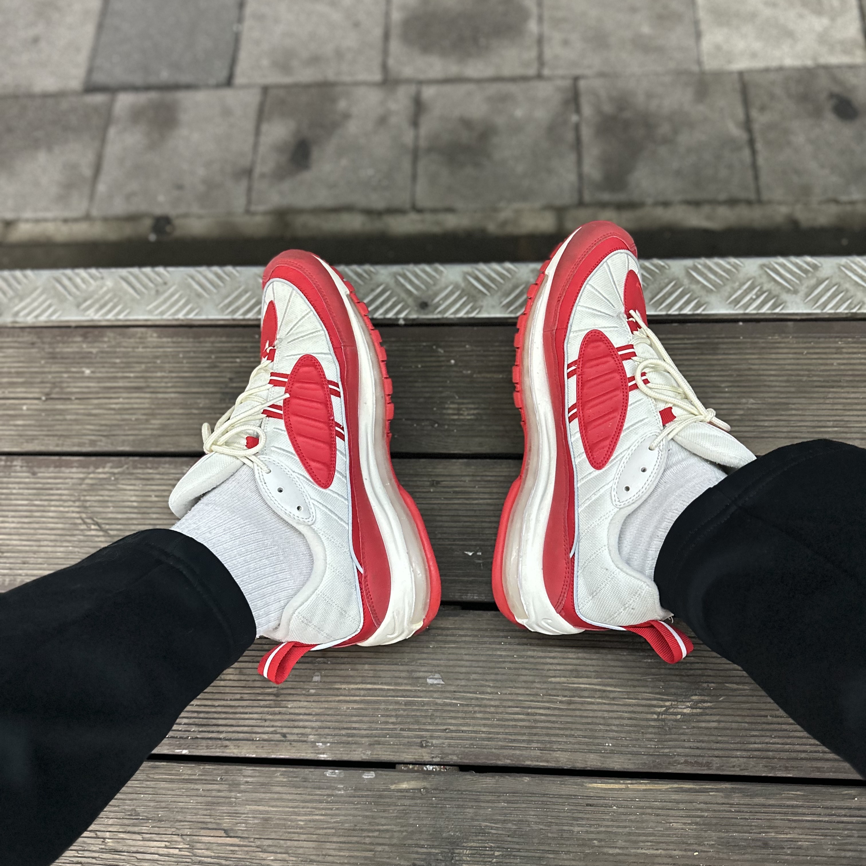 Nike Air Max 98 University Red White 착용 스타일 - 2