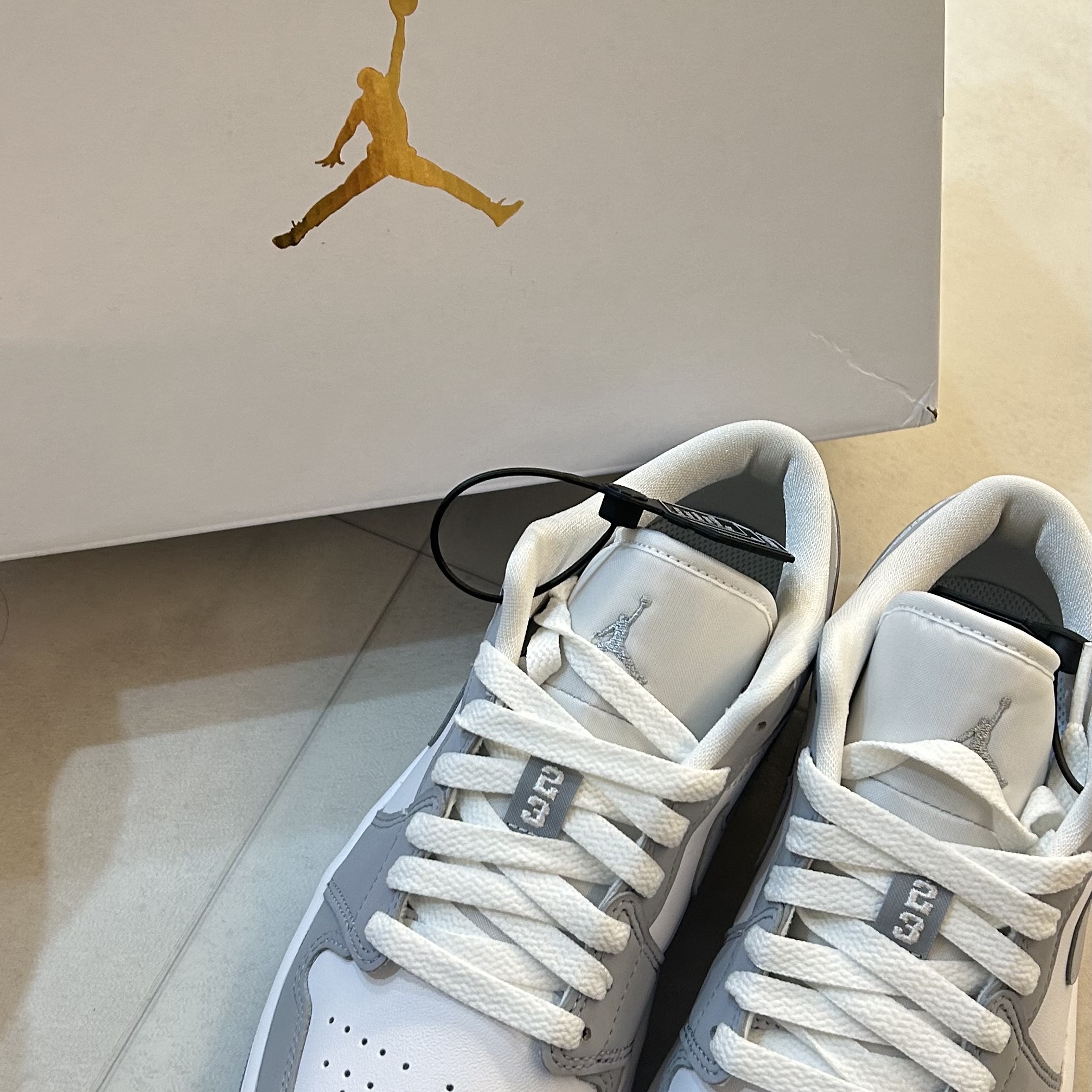 (W) Jordan 1 Low White Wolf Grey 착용 스타일