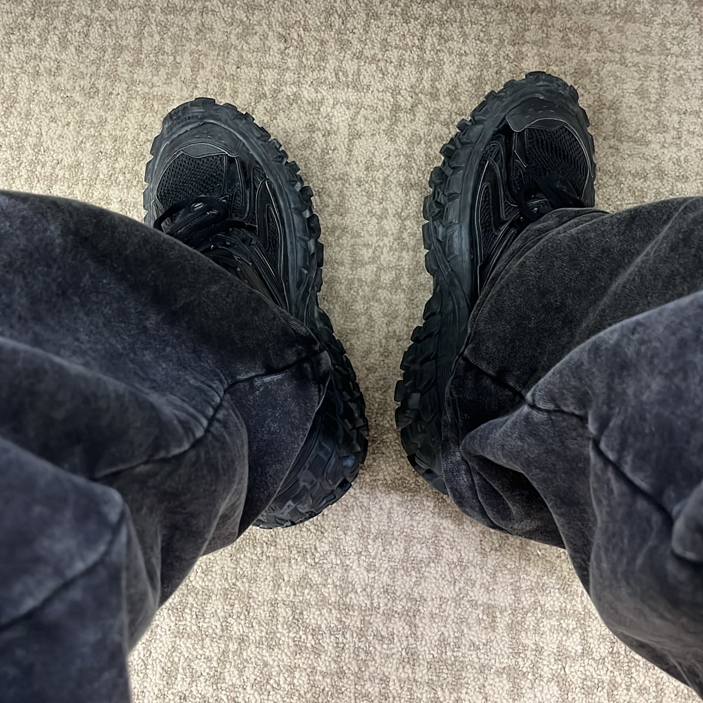 Balenciaga Defender Sneakers Black 착용 스타일