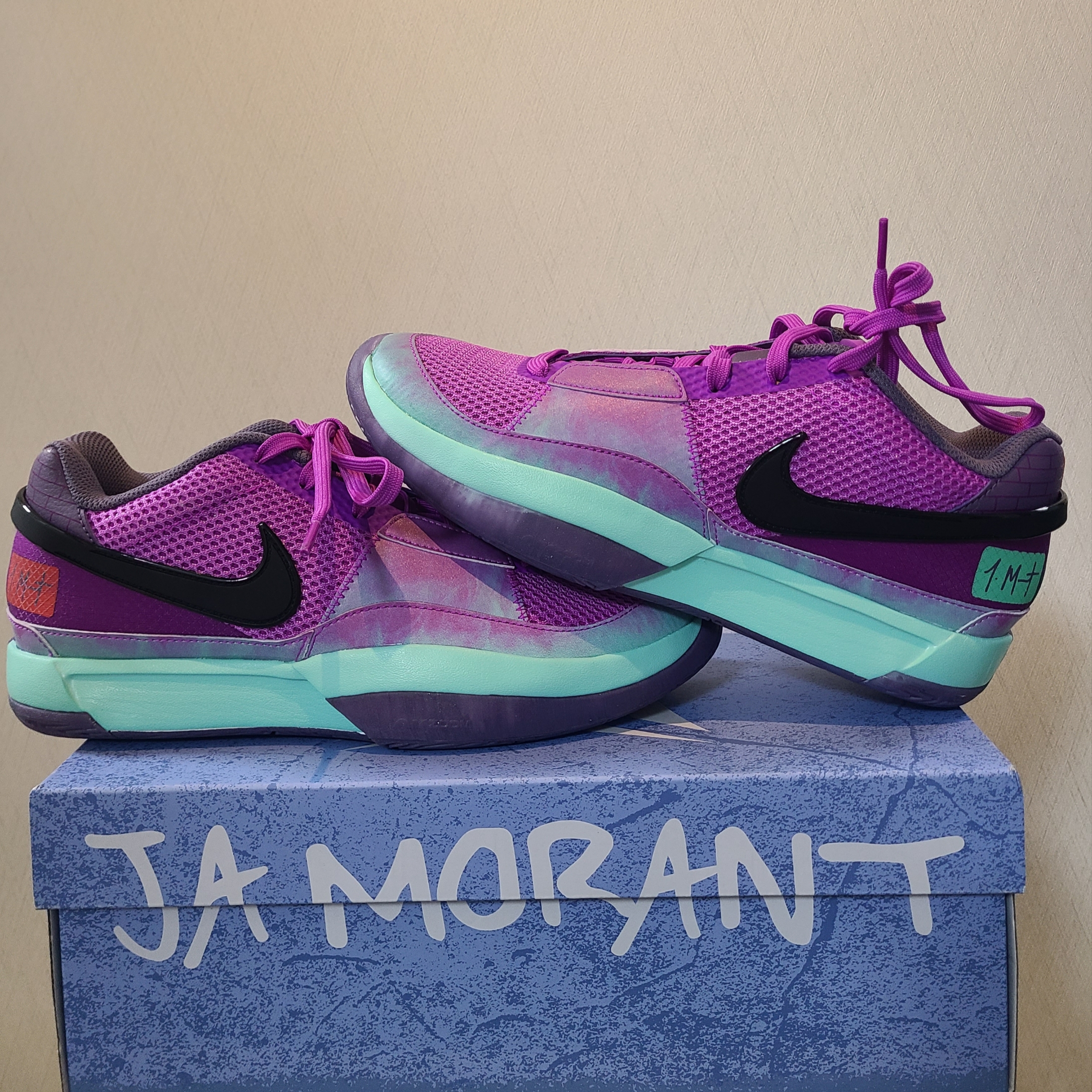 Nike Ja 1 Xmas EP Fuchsia Dream Emerald Rise 착용 스타일 - 2