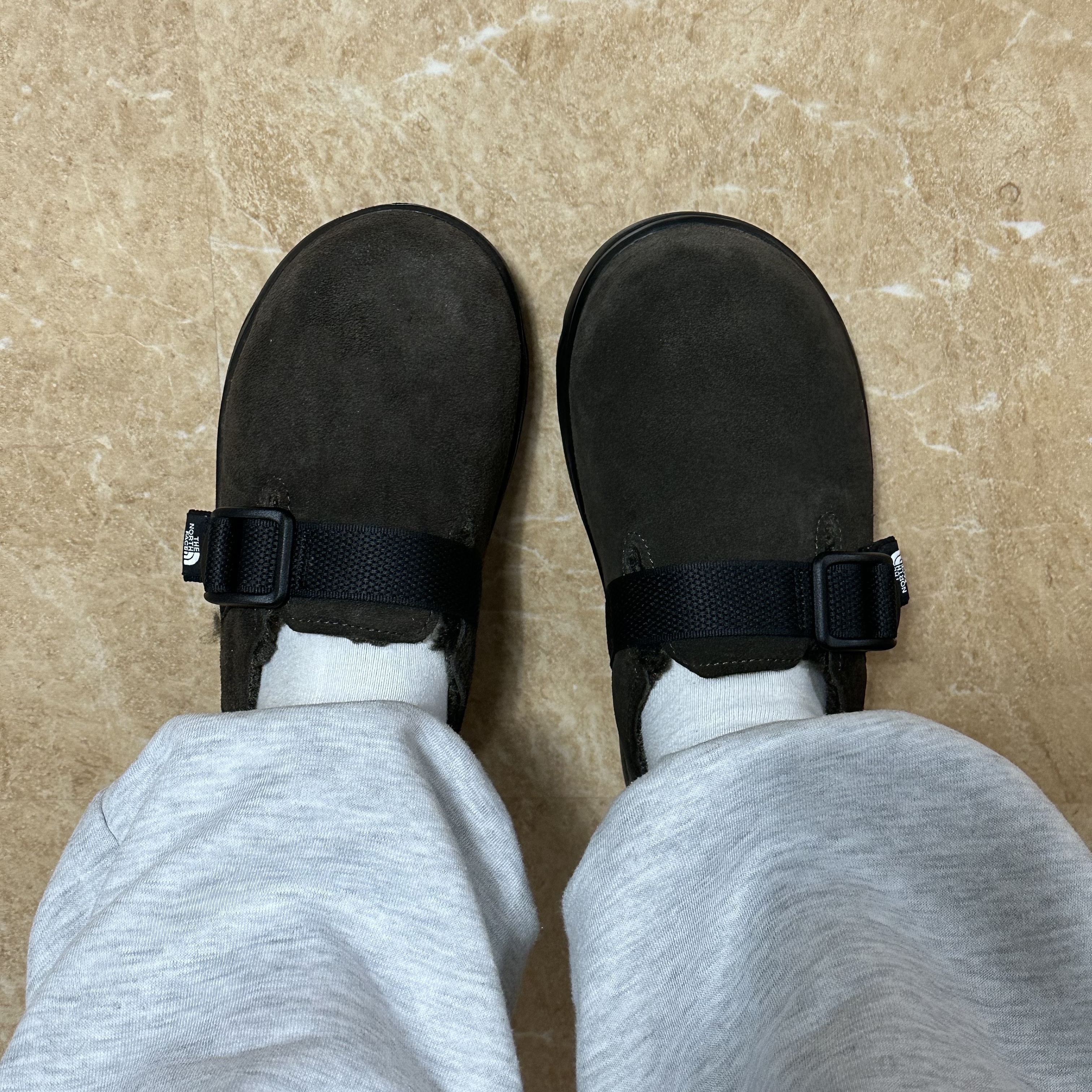 The North Face Buckle Mule Dark Brown 착용 스타일 - 2