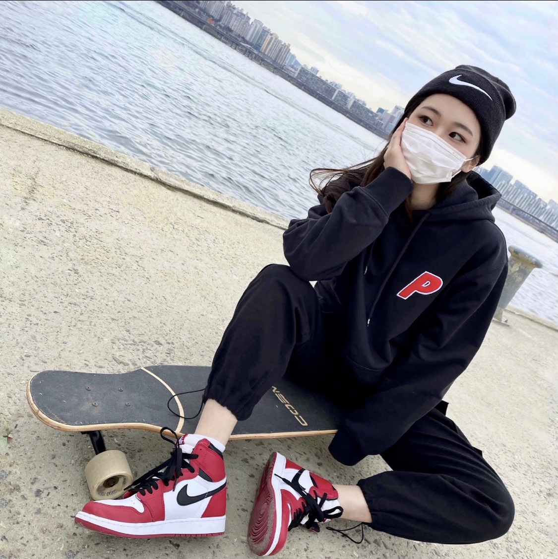 (GS) Jordan 1 Retro High OG Chicago 2015, Palace Tri-Chenille Hood Black - 20SS 착용 스타일