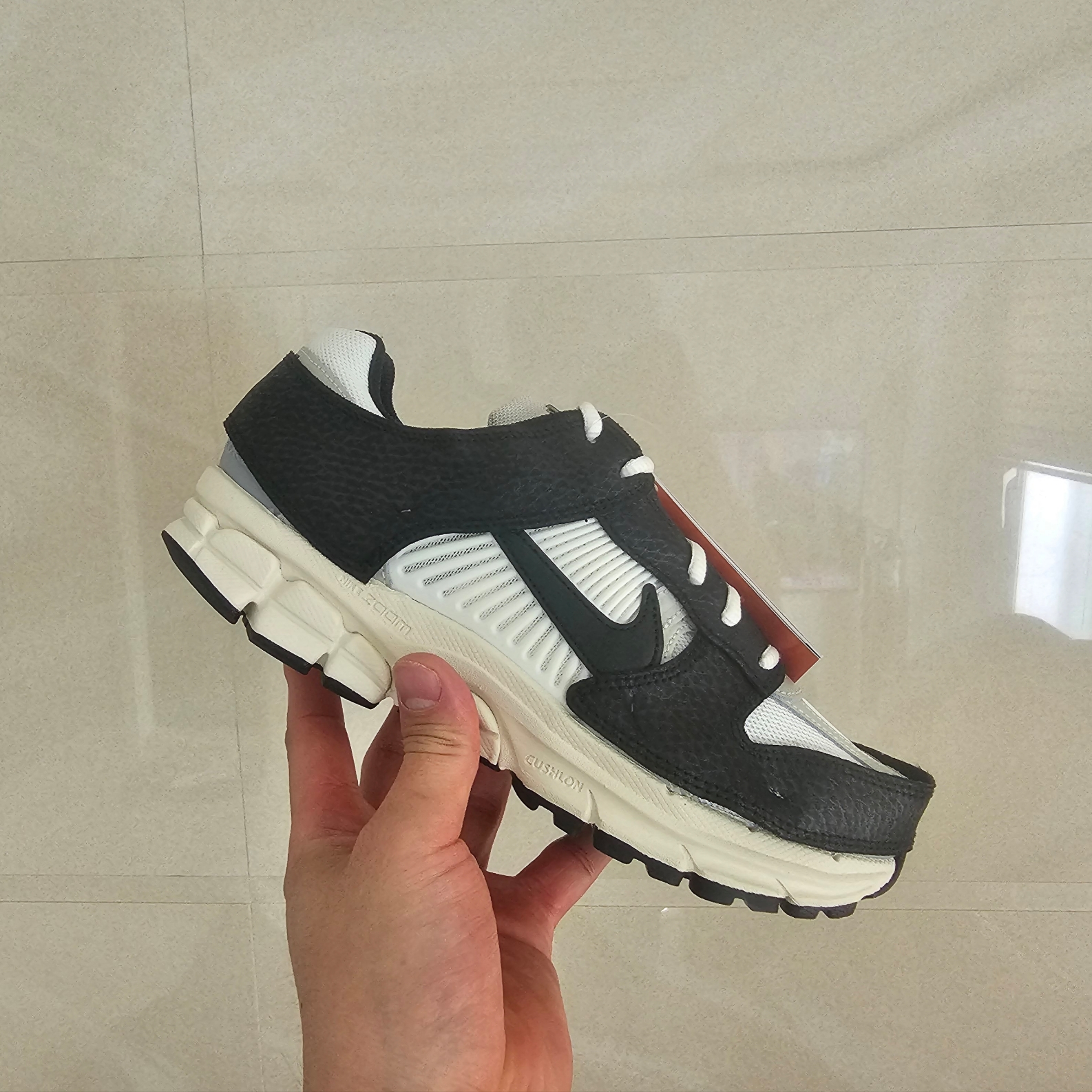 (W) Nike Zoom Vomero 5 Wolf Grey and Black 착용 스타일 - 2