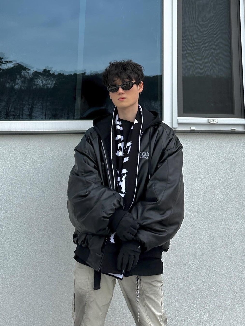 Civision by CSC Artificial Leather Bomber Jacket Black 착용 스타일 - 2