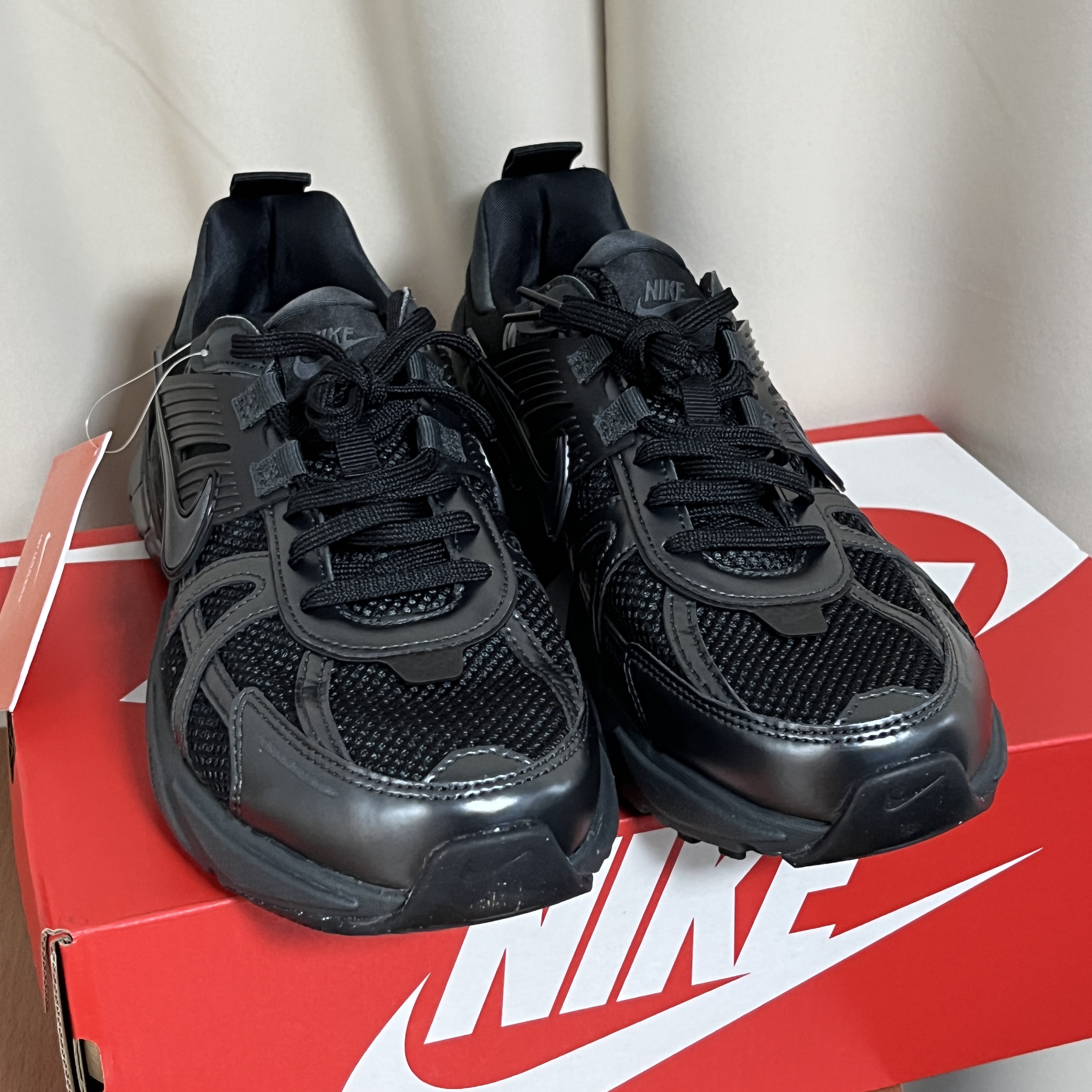 Nike V2K Run Black Anthracite 착용 스타일