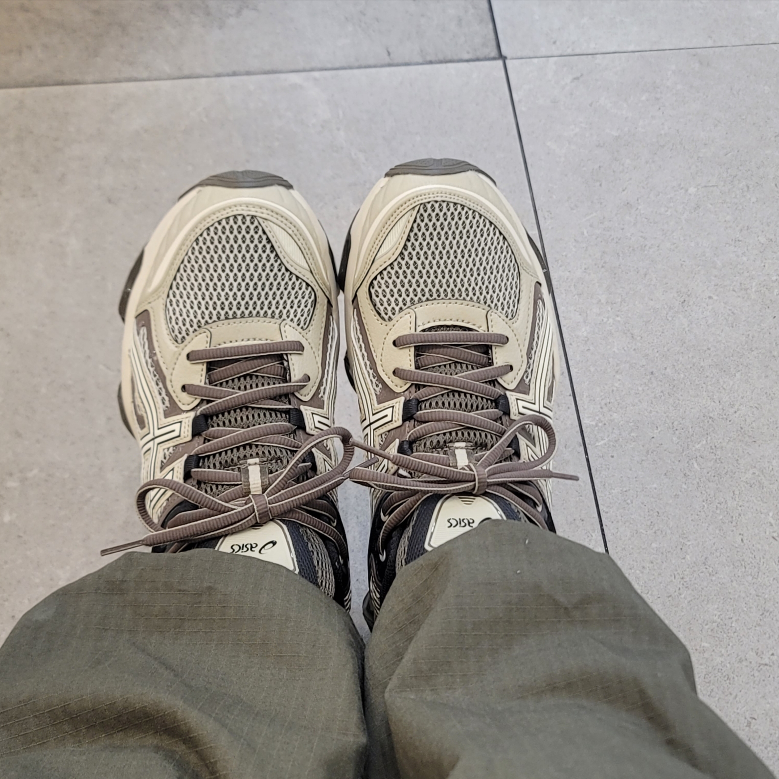 Asics Gel-Quantum Kinetic Birch Dark Taupe 착용 스타일 - 1