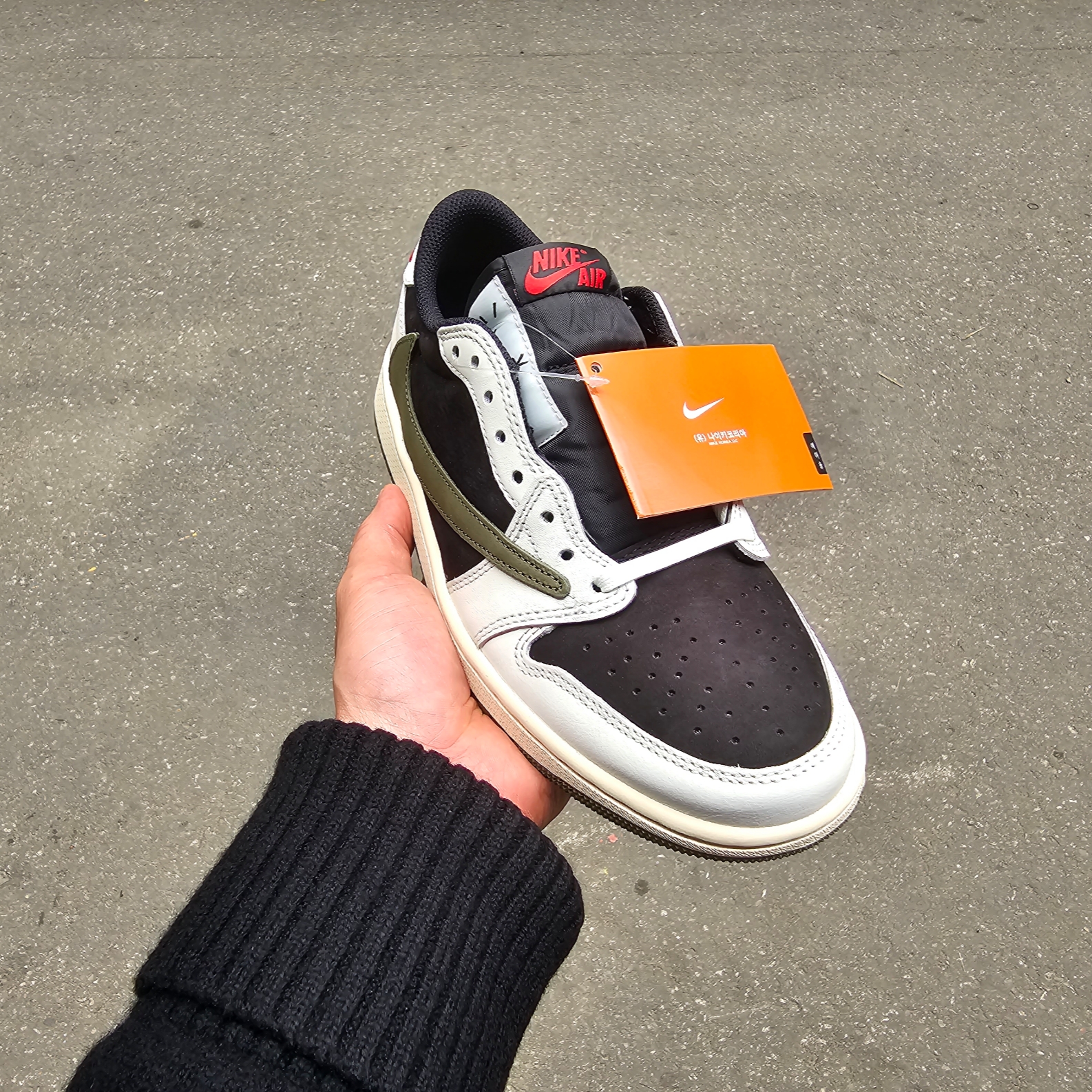 (W) Jordan 1 x Travis Scott Retro Low OG SP Medium Olive 착용 스타일 - 1