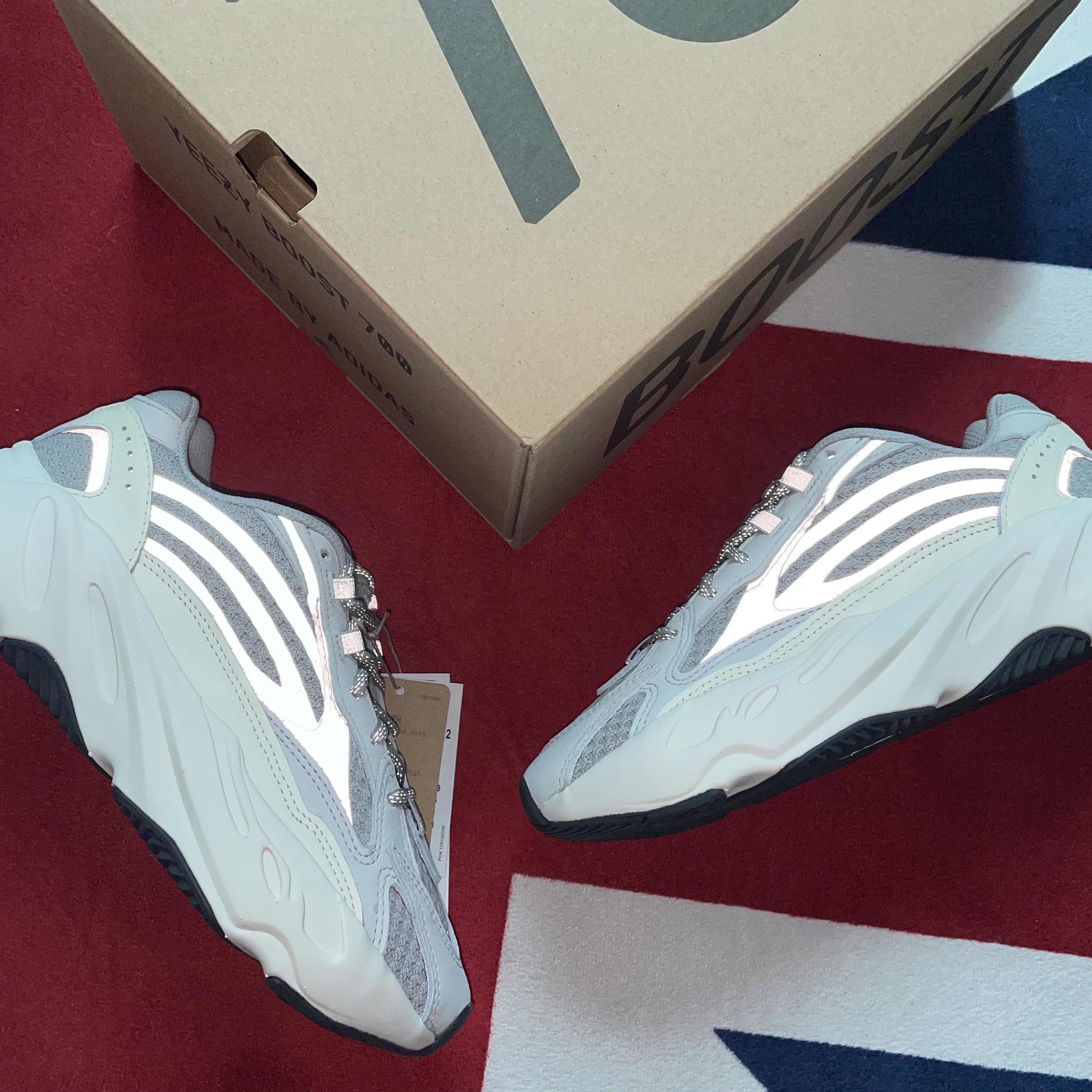 Adidas Yeezy Boost 700 V2 Static 2022 착용 스타일 - 1