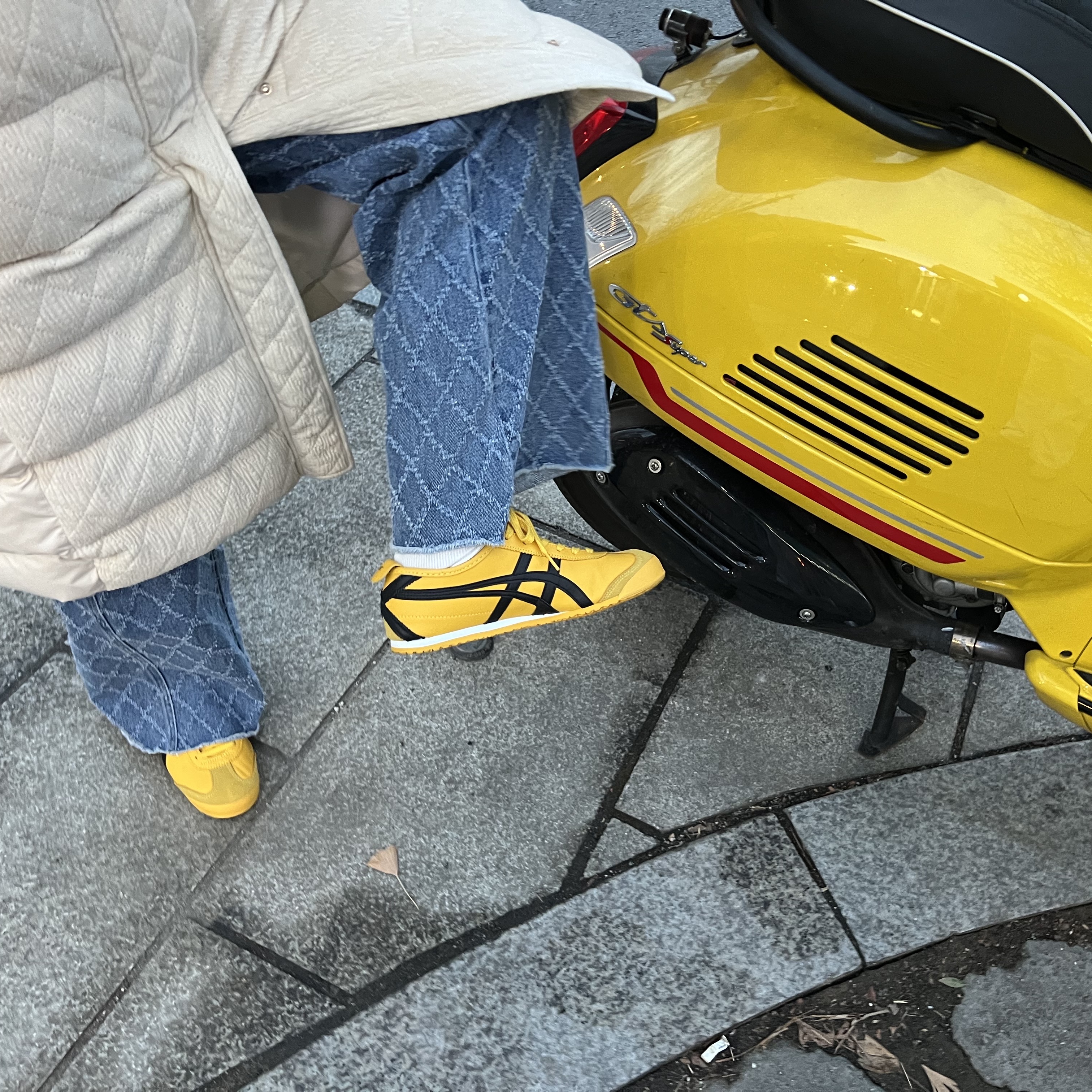 Onitsuka Tiger Mexico 66 Yellow Black 착용 스타일