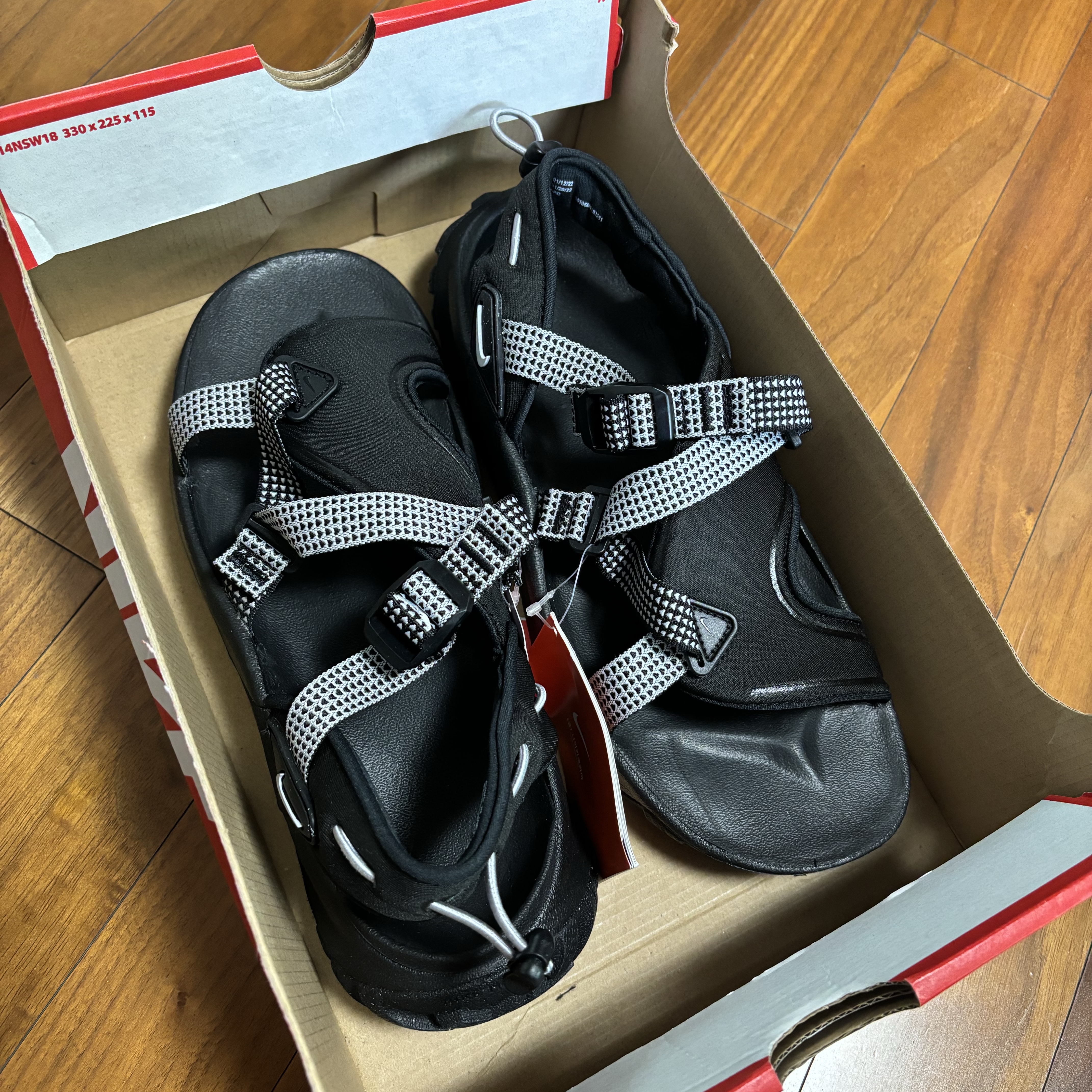 Nike Oneonta Sandal Pure Platinum 착용 스타일