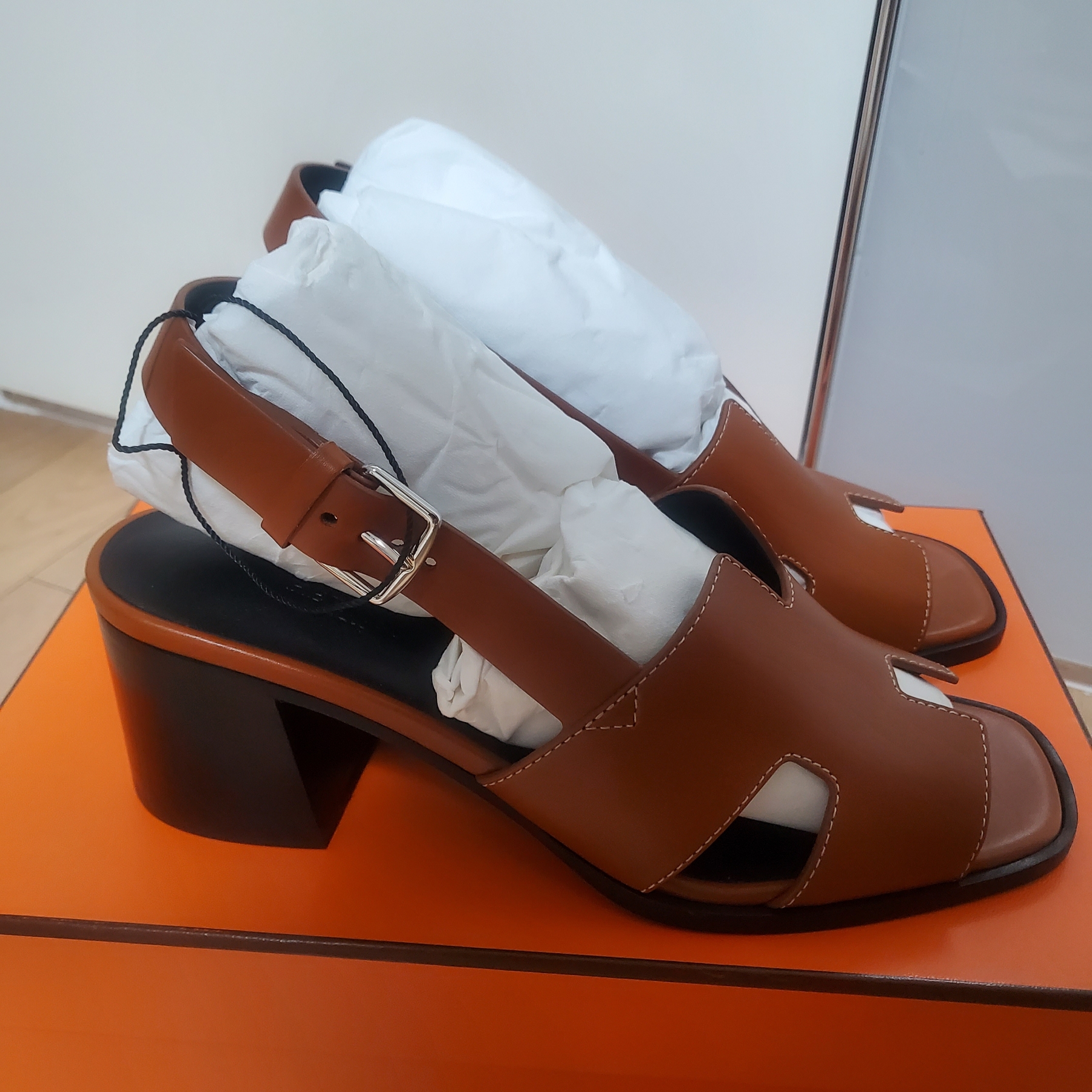 (W) Hermes Elbe 60 Sandal Calfskin & Naturel 착용 스타일