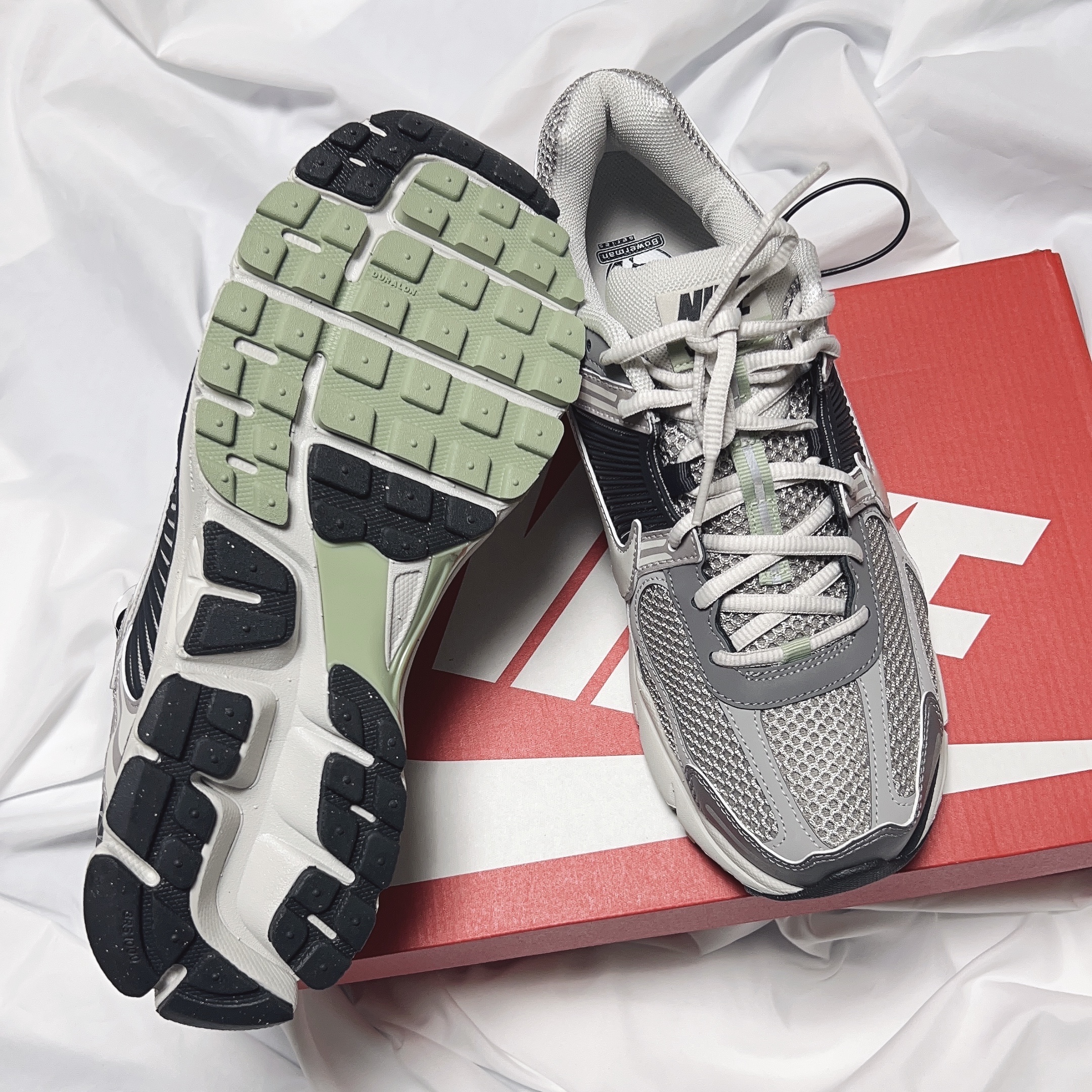 (W) Nike Zoom Vomero 5 Cobblestone and Flat Pewter 착용 스타일 - 3