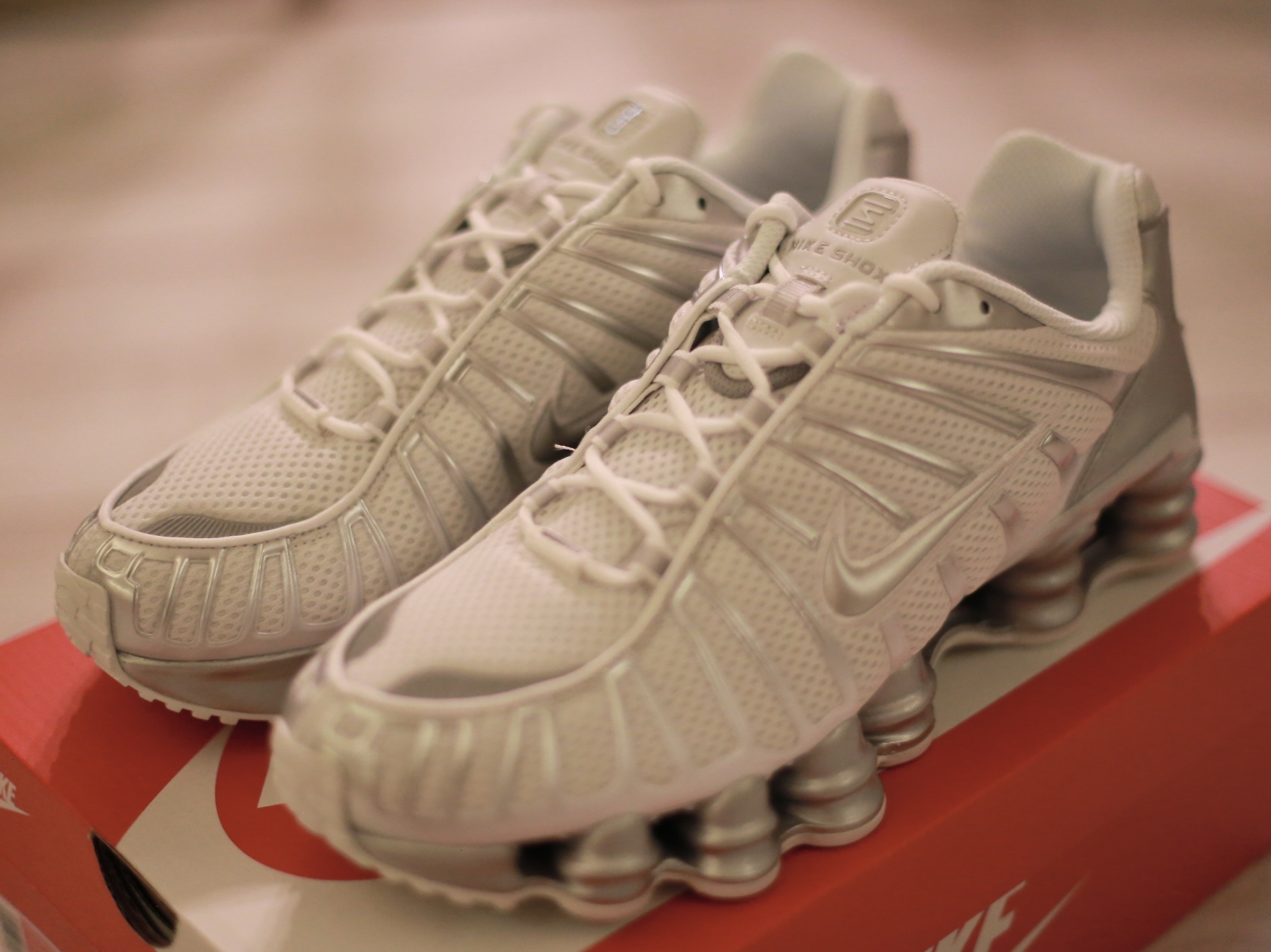 (W) Nike Shox TL Metallic Silver 착용 스타일 - 2
