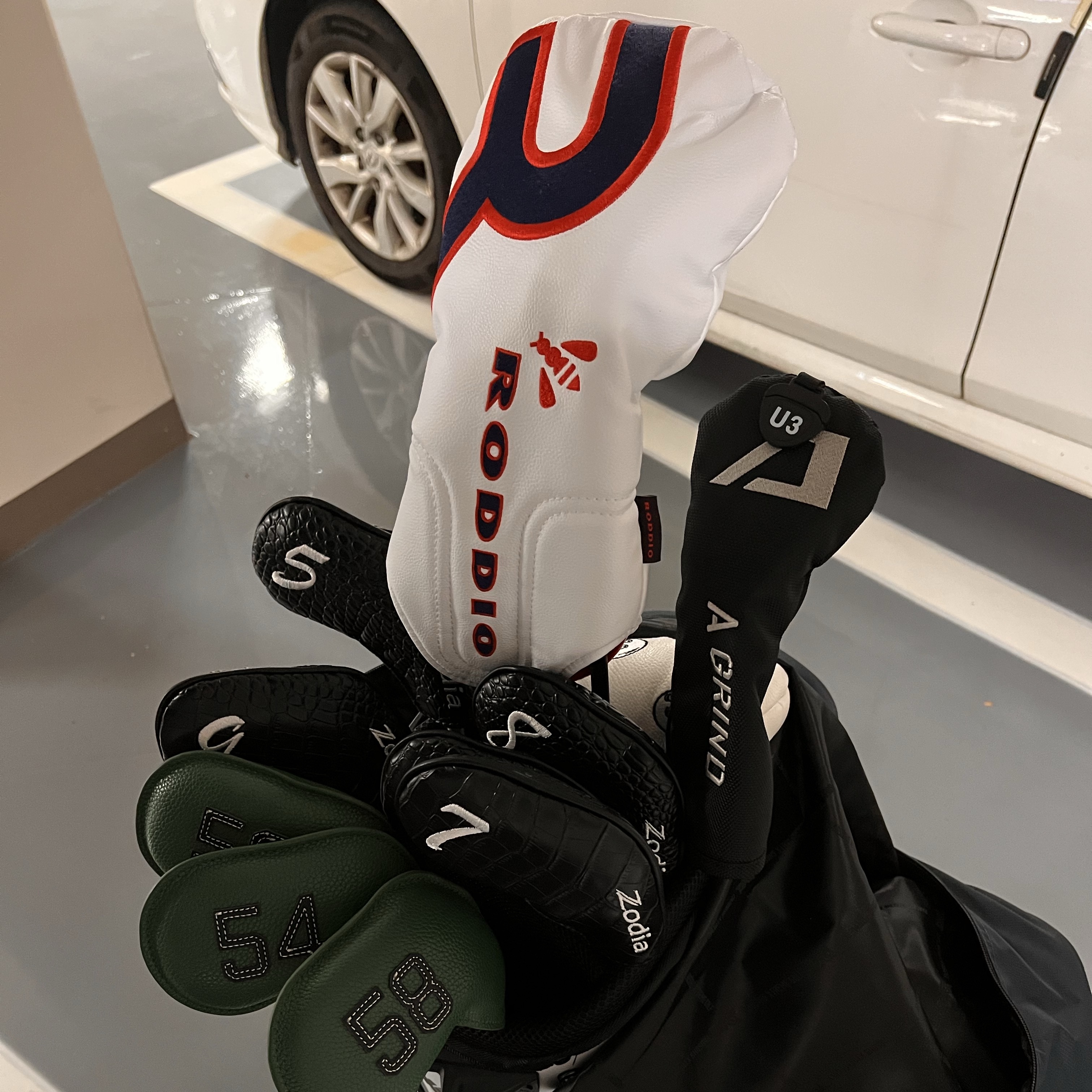 Malbon Golf Caddy Bear Blade Putter Headcover Black 착용 스타일