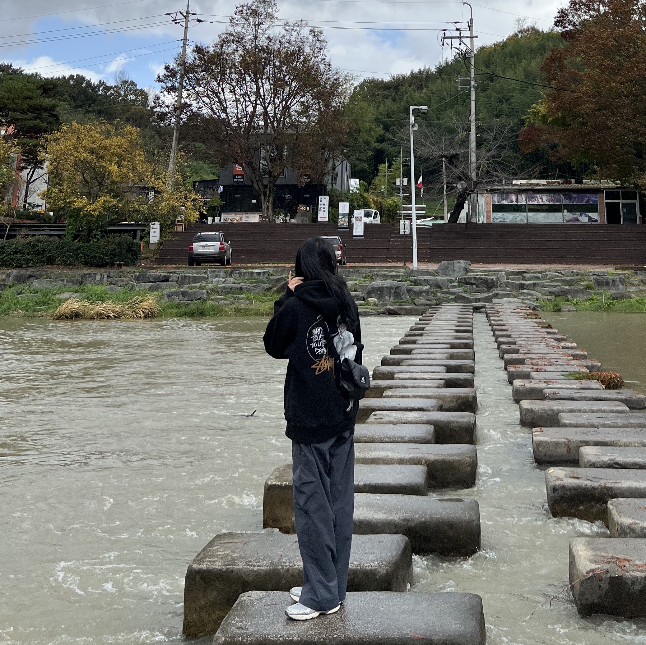 Stussy Skate Tough Hoodie Black 착용 스타일 - 1