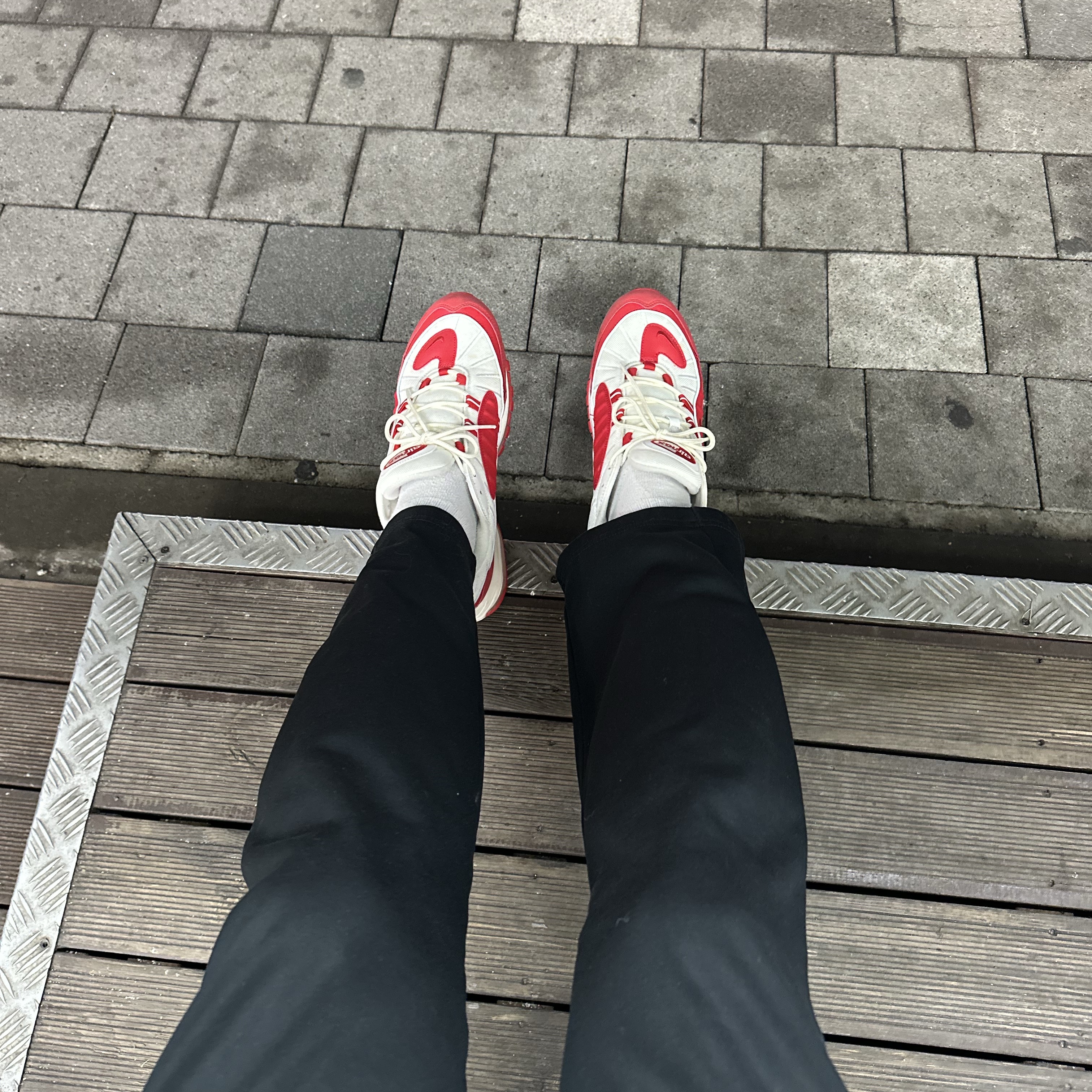 Nike Air Max 98 University Red White 착용 스타일 - 1