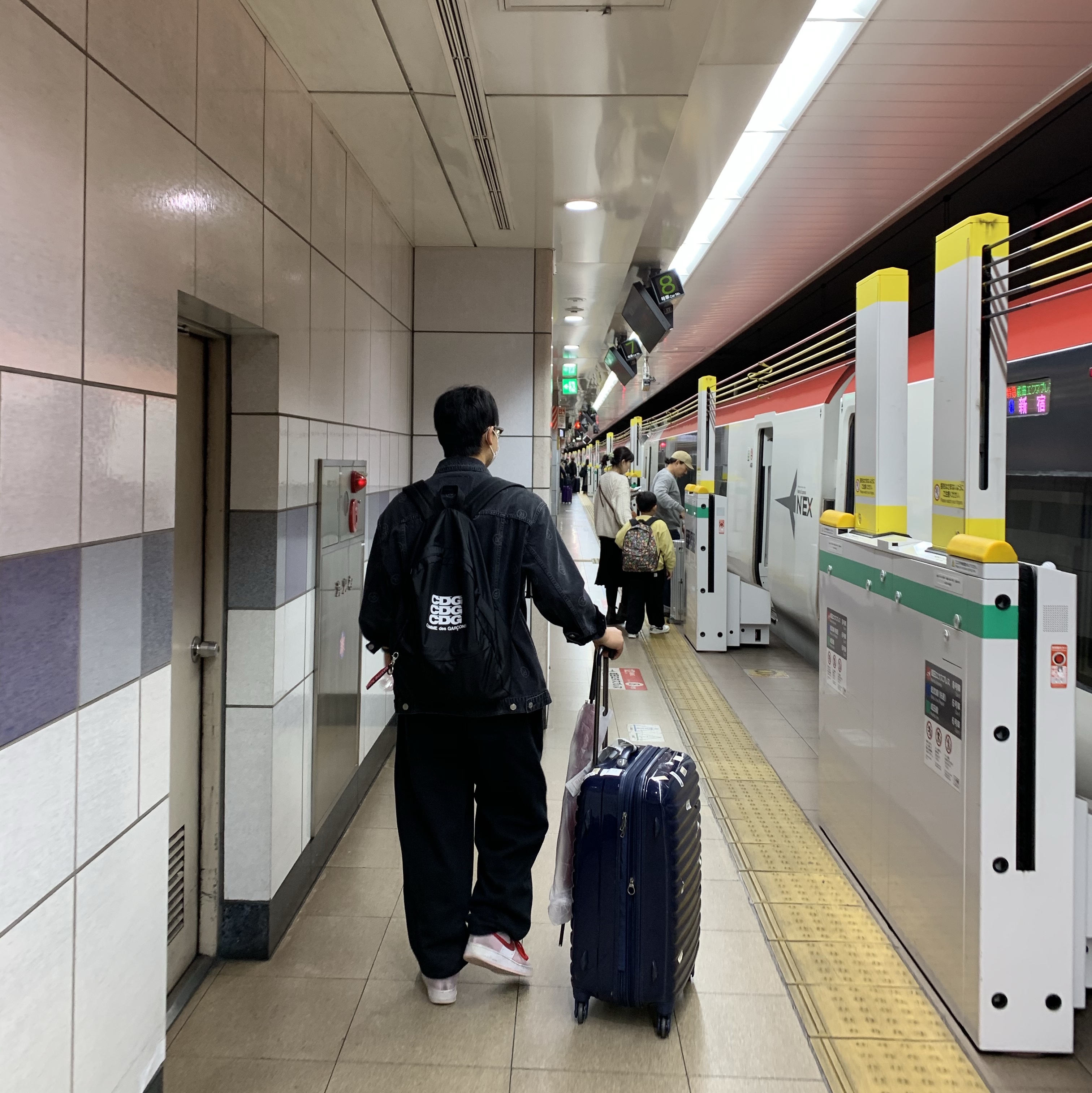 CDG 백팩 블랙, 나이키 에어포스 1 '07 QS 밸런타인데이 착용 스타일