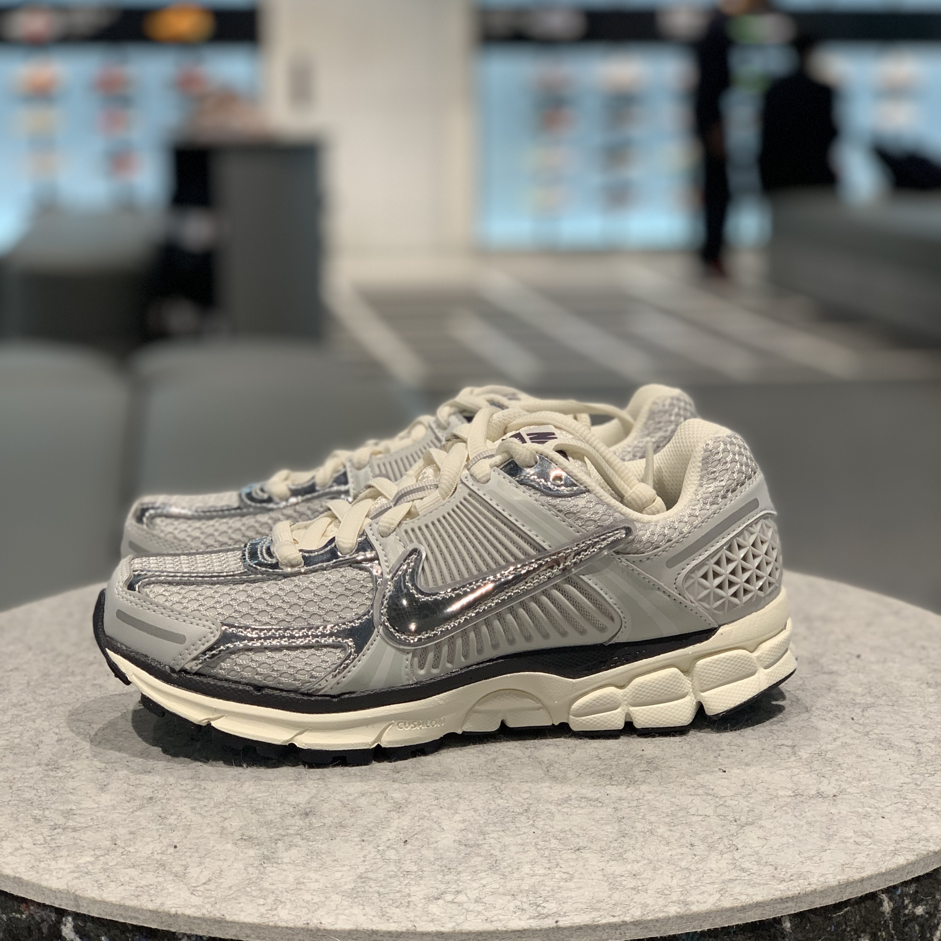 (W) Nike Zoom Vomero 5 Photon Dust and Metallic Silver 착용 스타일