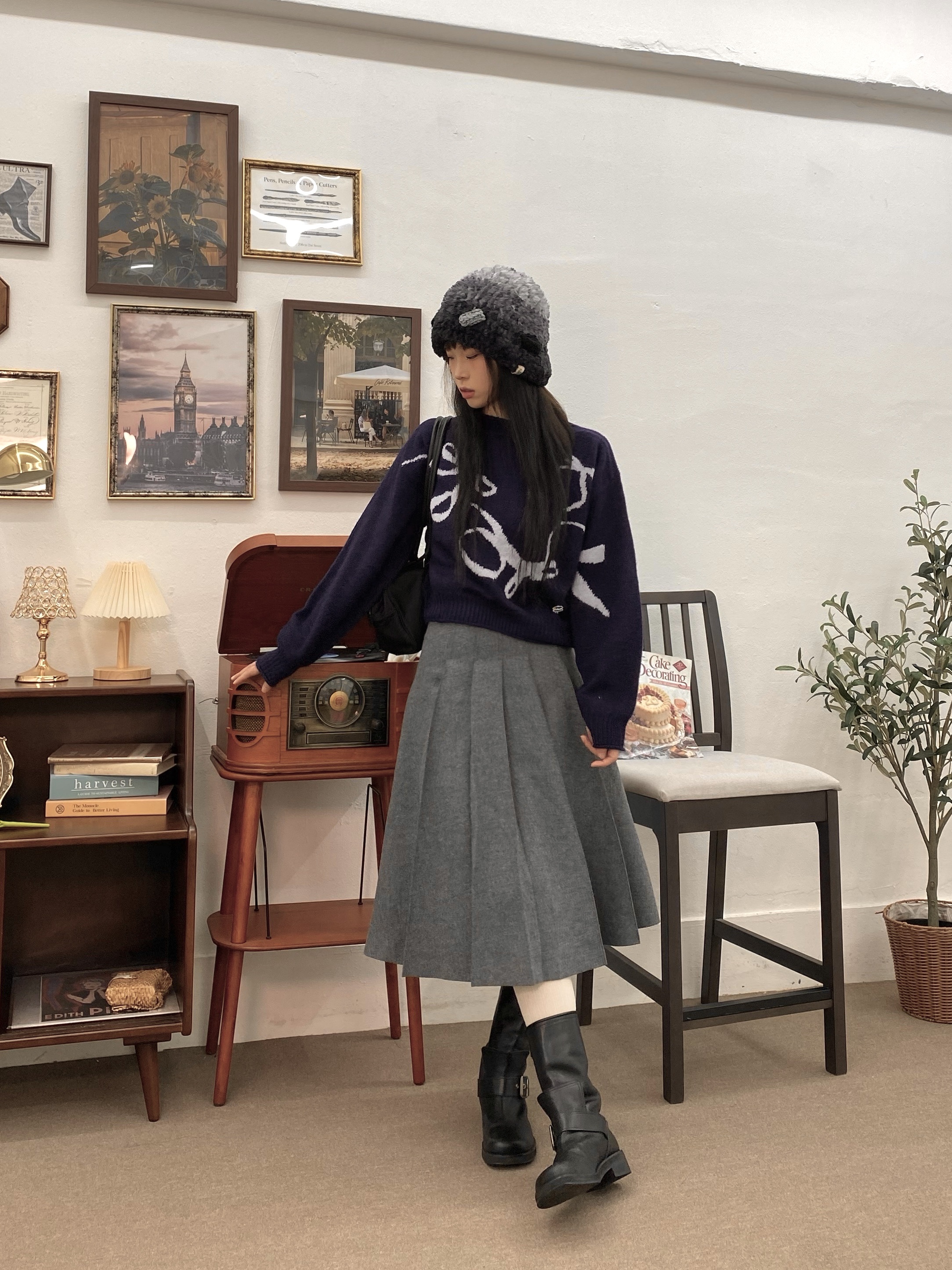 Matin Kim Sporty Tote Bag Black 착용 스타일 - 2