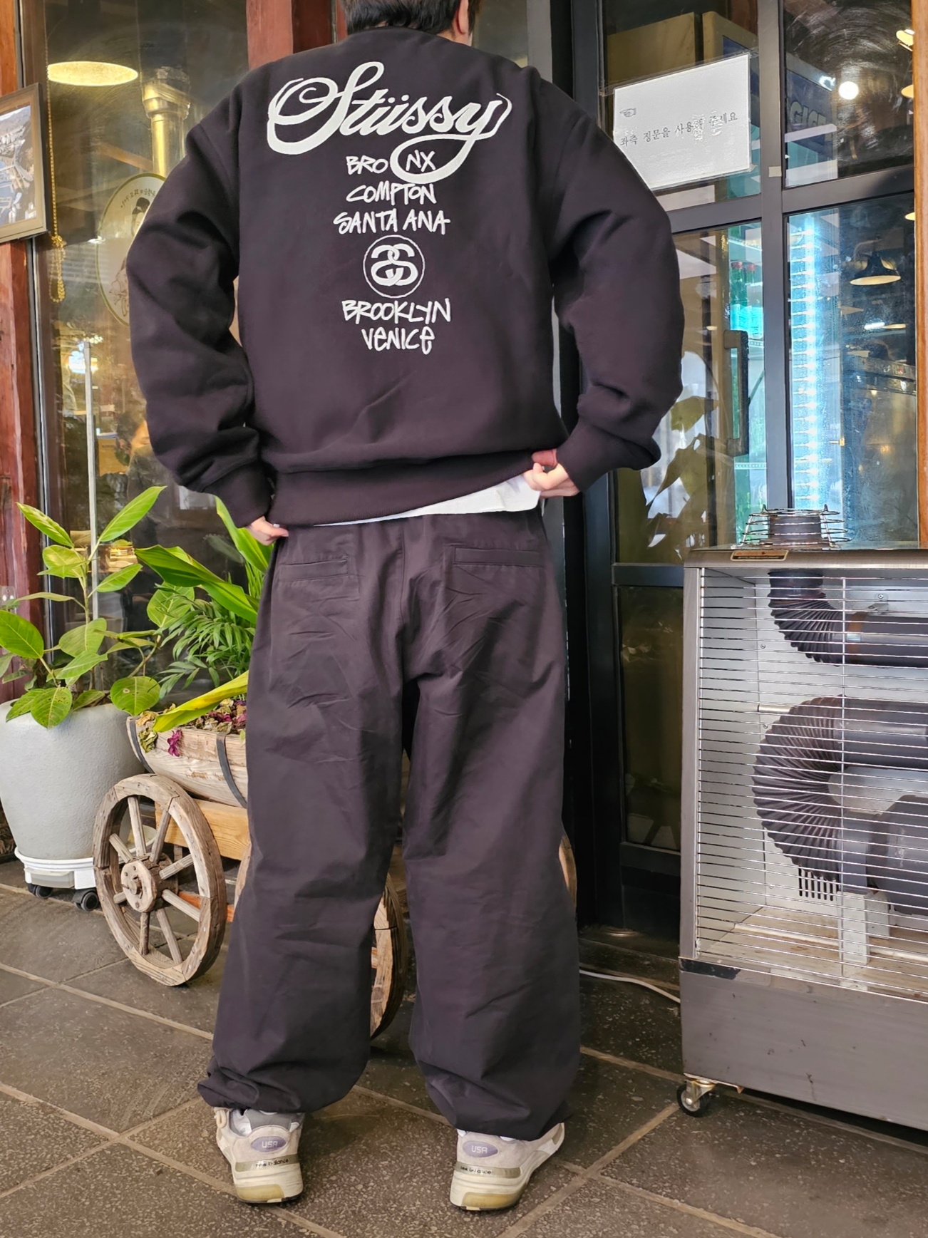 Palace Gore-Tex Cotton RS Jacket Navy - 23FW, Essentials The Black Collection Relaxed Trousers Black - 23SS 착용 스타일 - 3