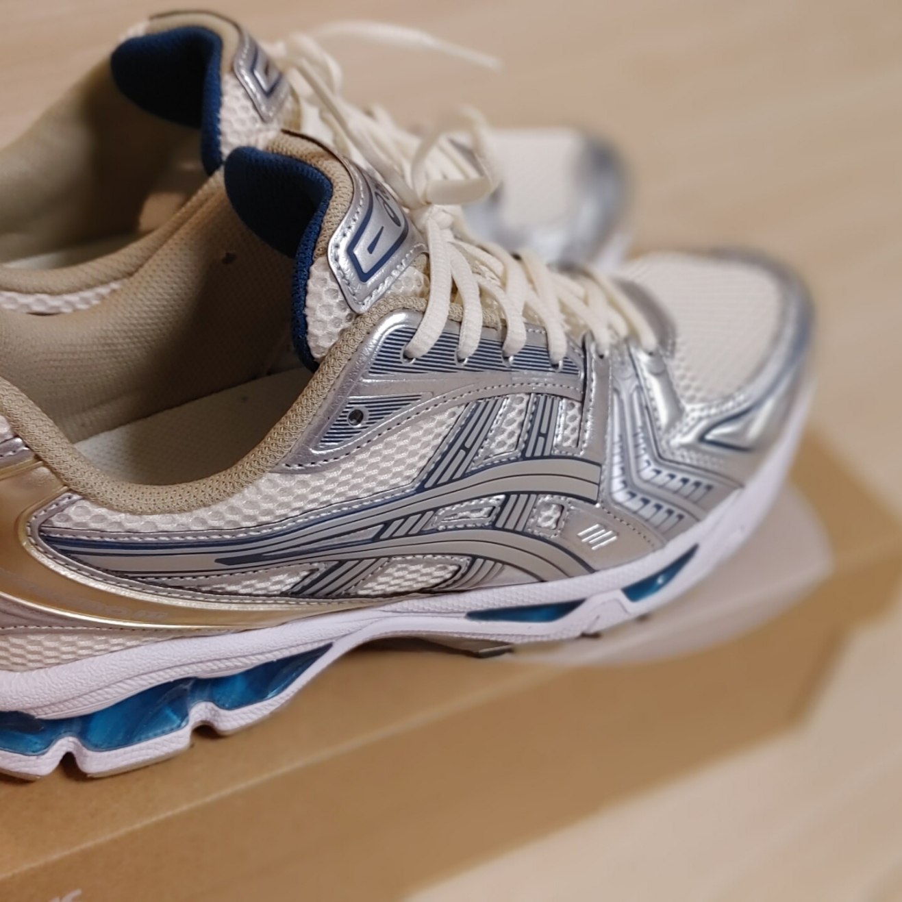 Asics Gel-Kayano 14 Cream Pure Silver 착용 스타일 - 2