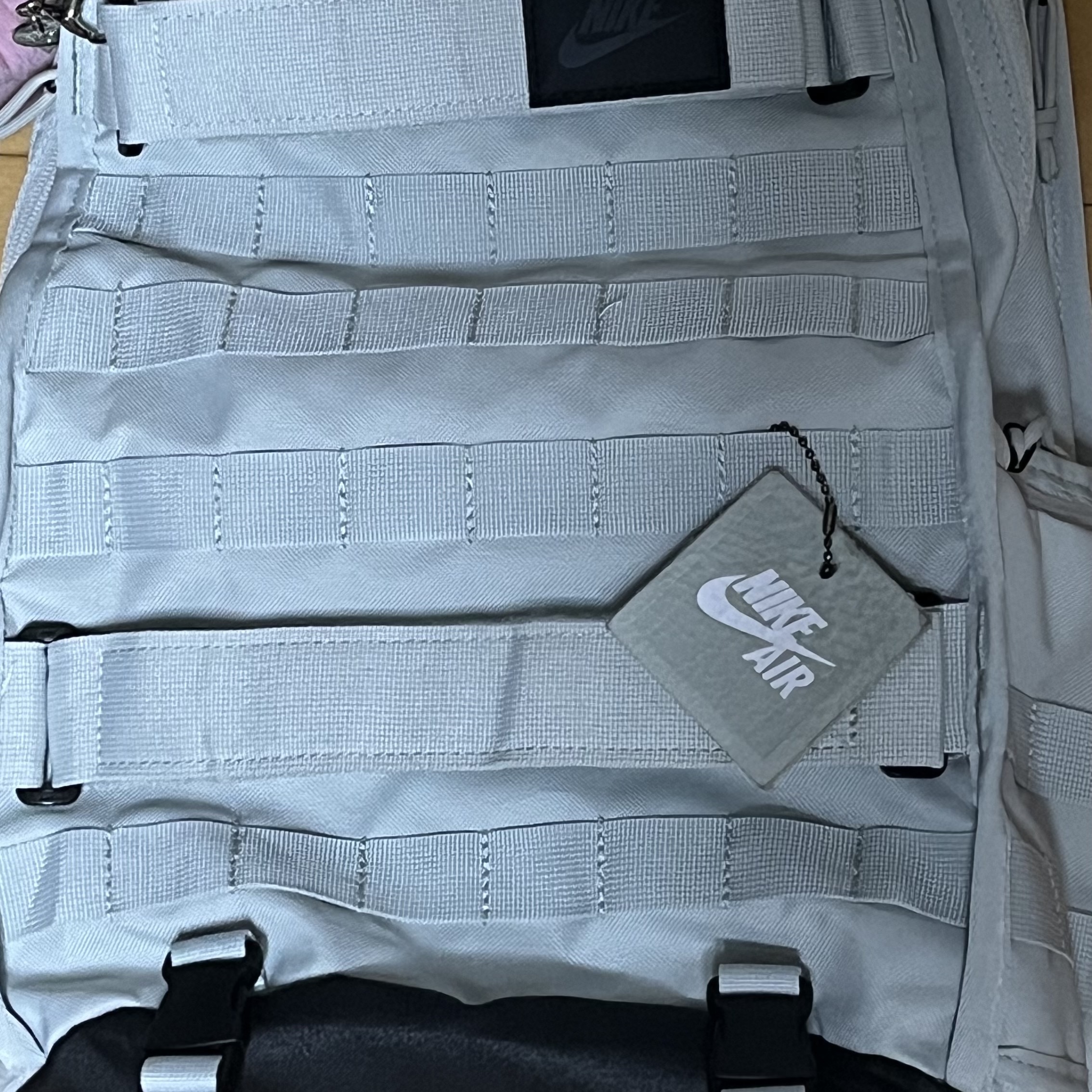 Nike NSW RPM Backpack 26L Light Silver Black 착용 스타일