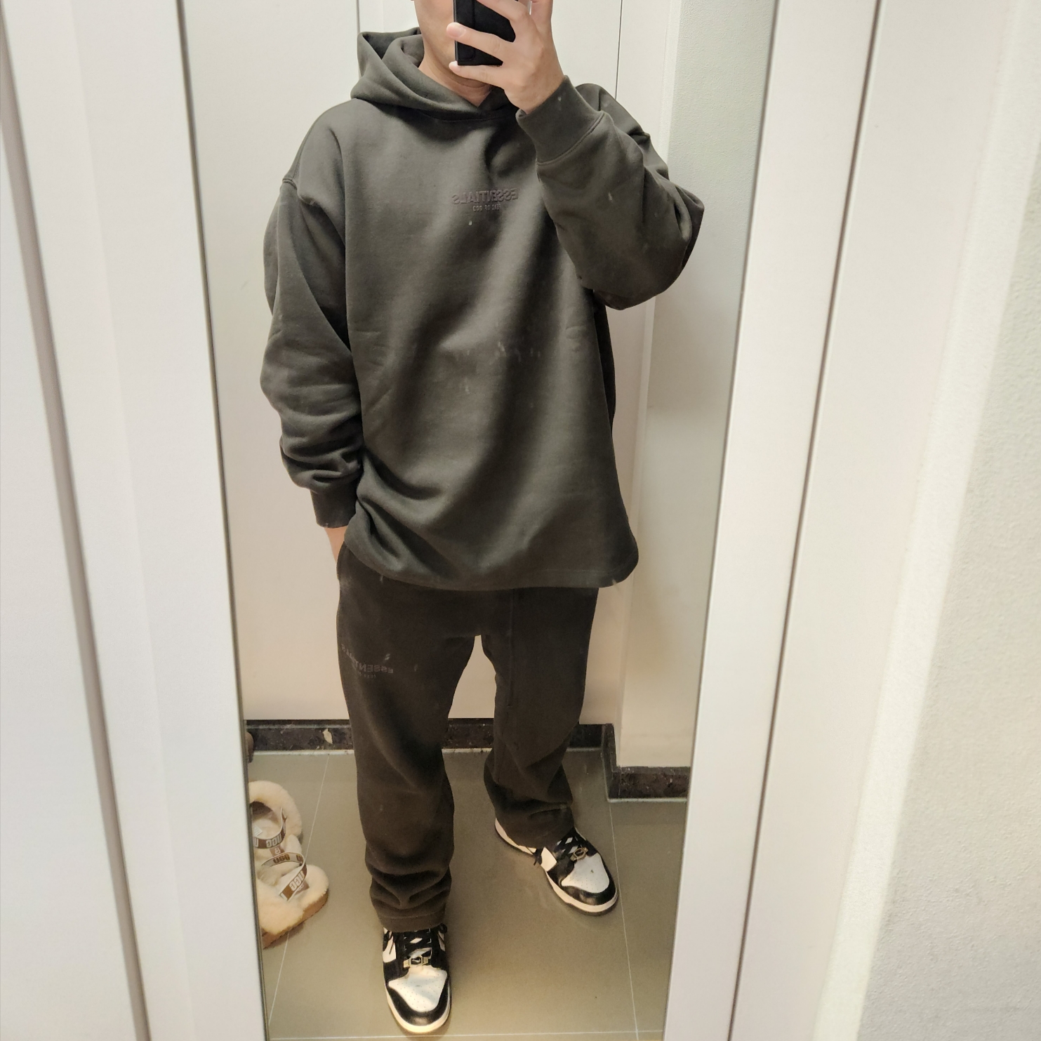 Essentials Relaxed Hoodie Off Black - 23SS, Essentials Relaxed Sweatpants Off-Black - 23SS 착용 스타일