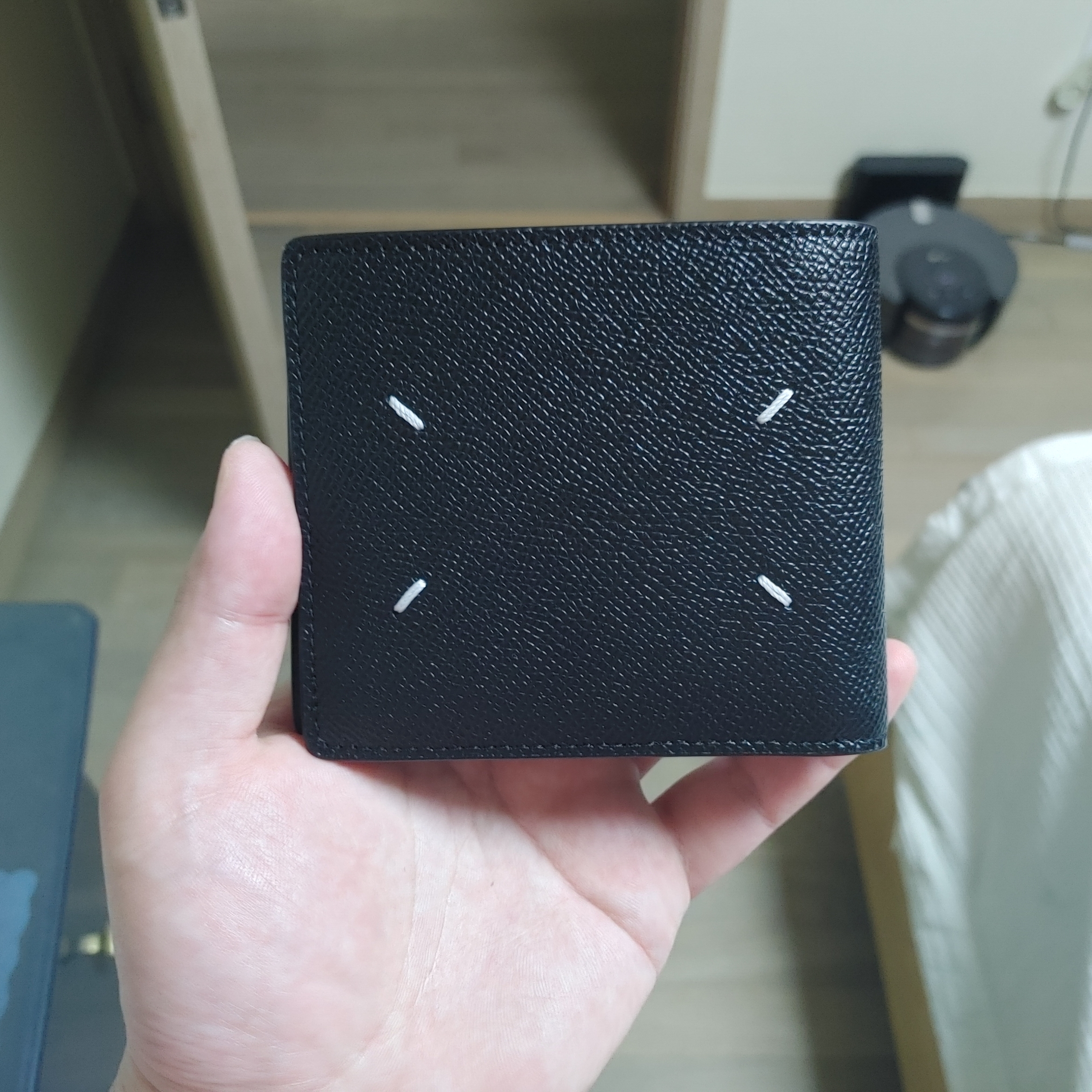 Maison Margiela Bovine Leather Bi-Fold Wallet Black 착용 스타일