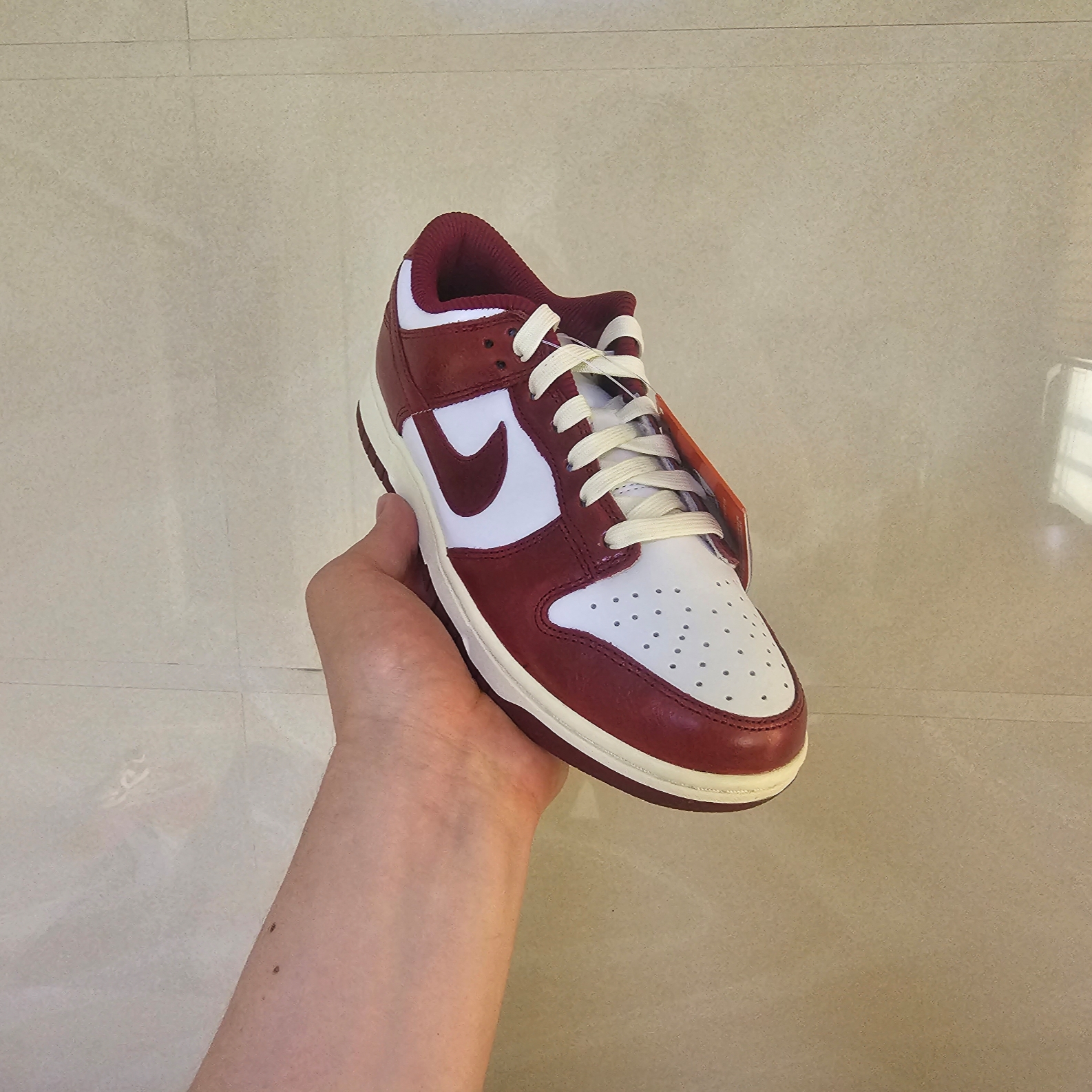 (W) Nike Dunk Low Retro PRM Team Red and White 착용 스타일 - 1