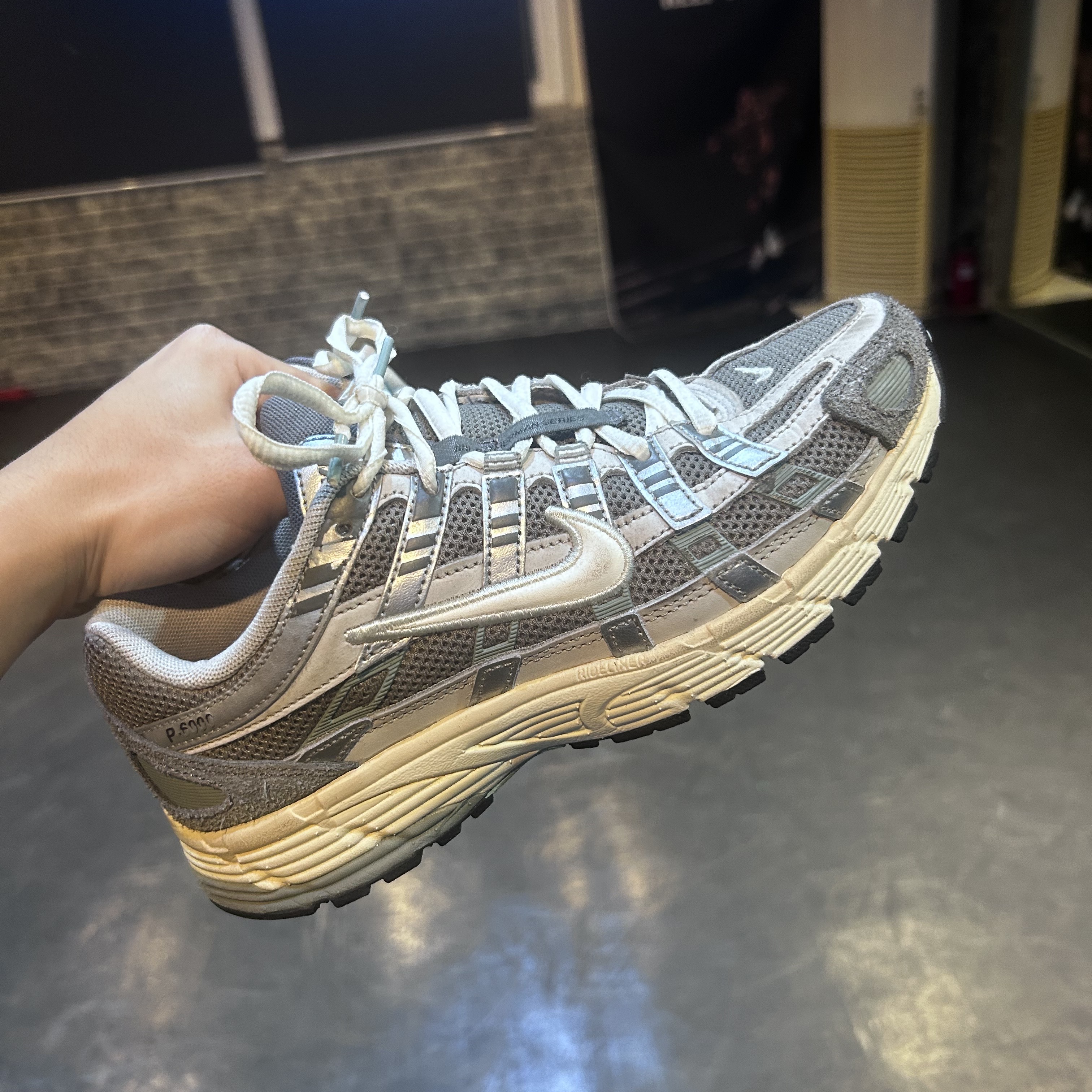 Nike P-6000 Flat Pewter Light Iron Ore 착용 스타일