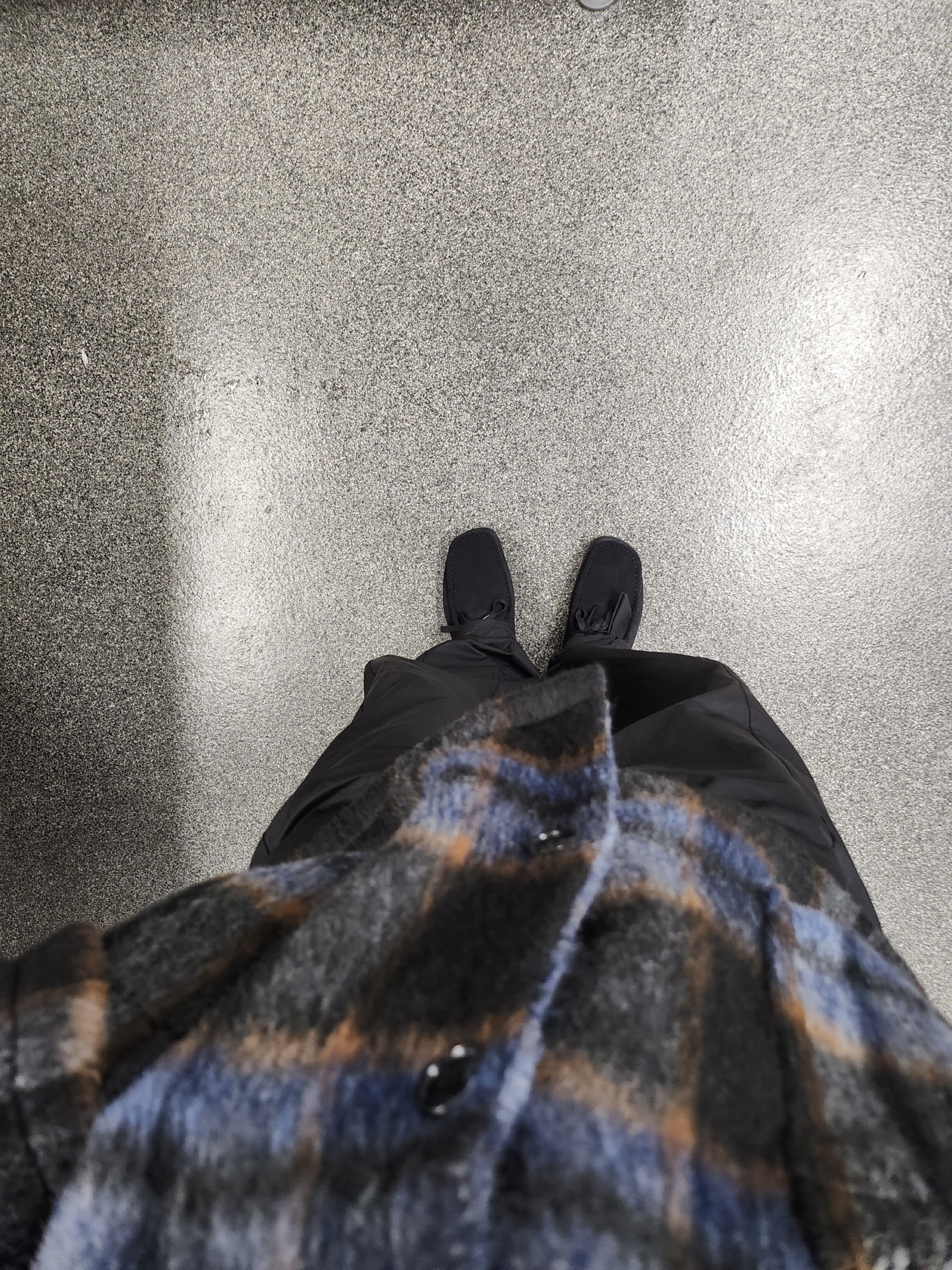 Clarks Wallabee Black Suede 착용 스타일 - 1