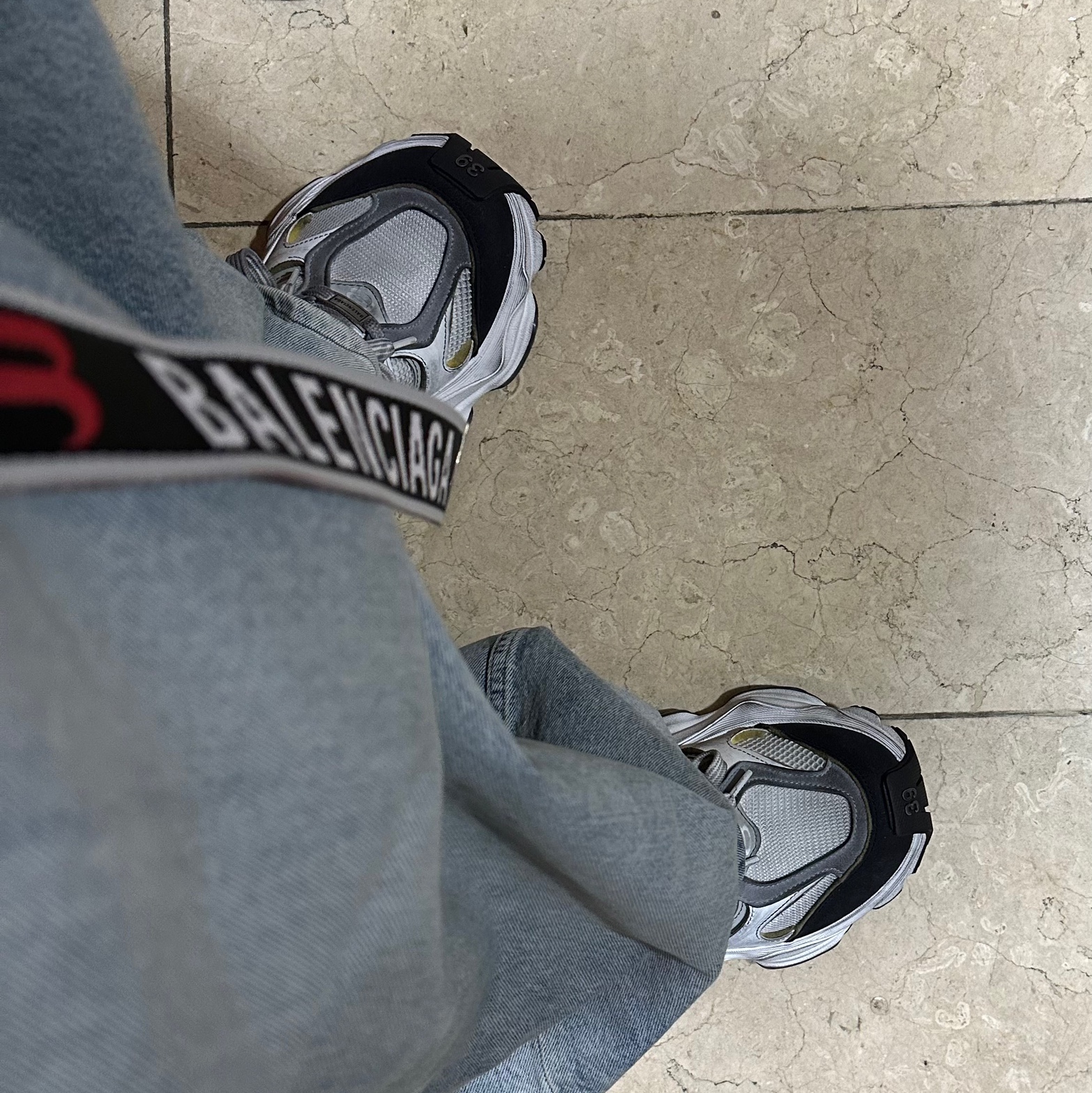 Balenciaga Cargo Sneakers White Grey, Balenciaga Denim Size Sticker Baggy Pants in Blue 착용 스타일 - 2