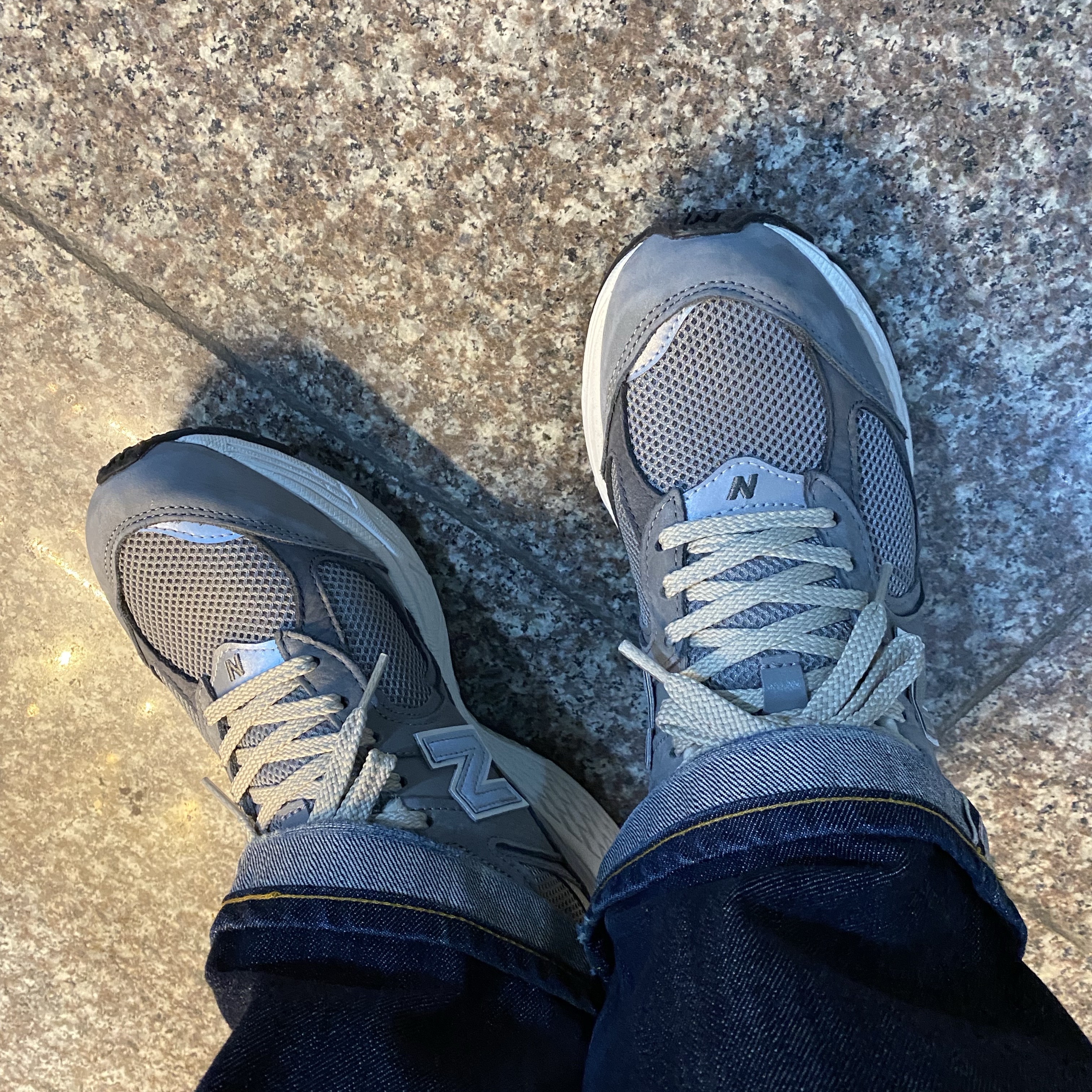 New Balance 2002R Premium Vintage Grey 착용 스타일