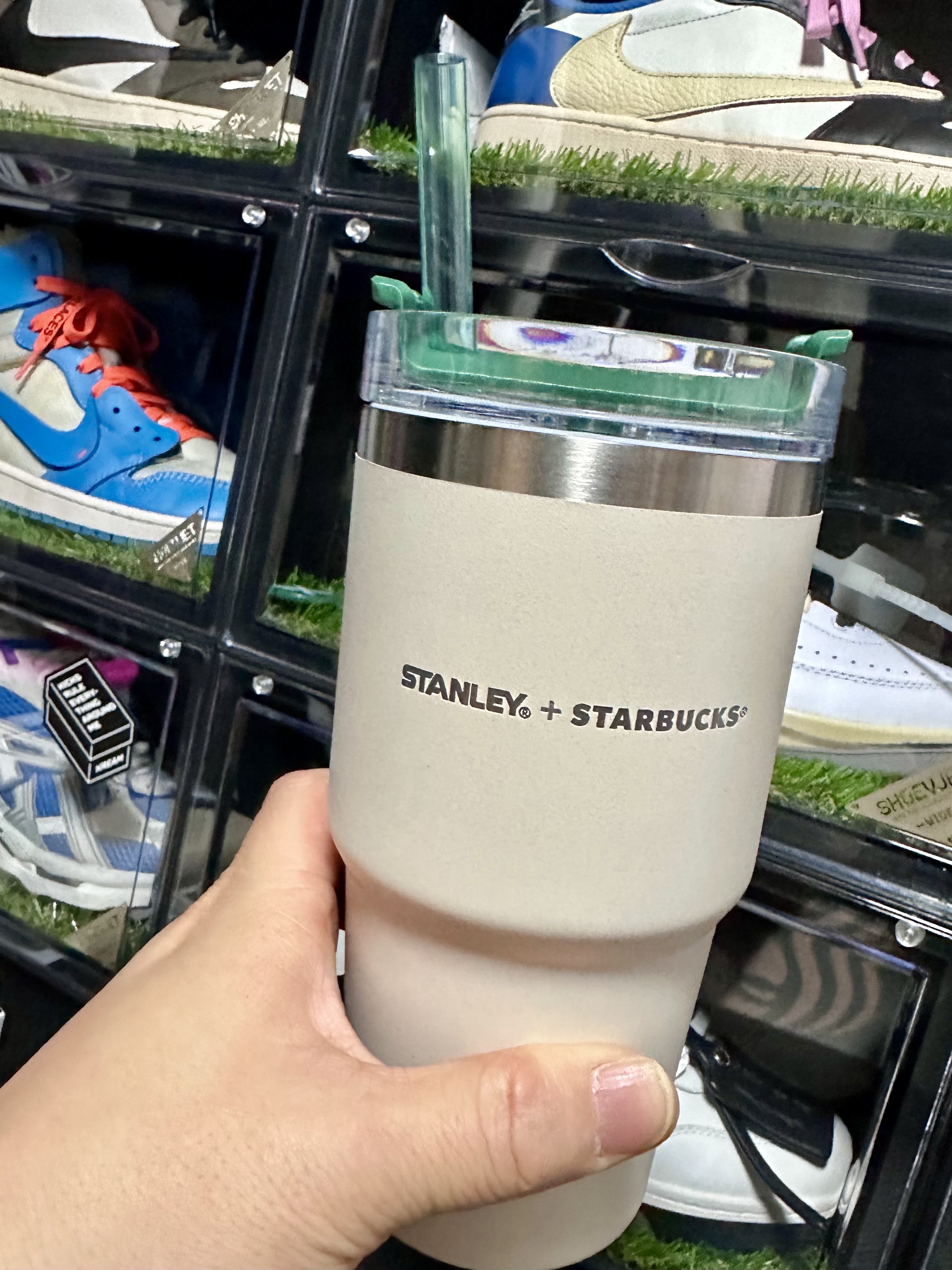Stanley x Starbucks Quencher Tumbler Cream 591ml 착용 스타일