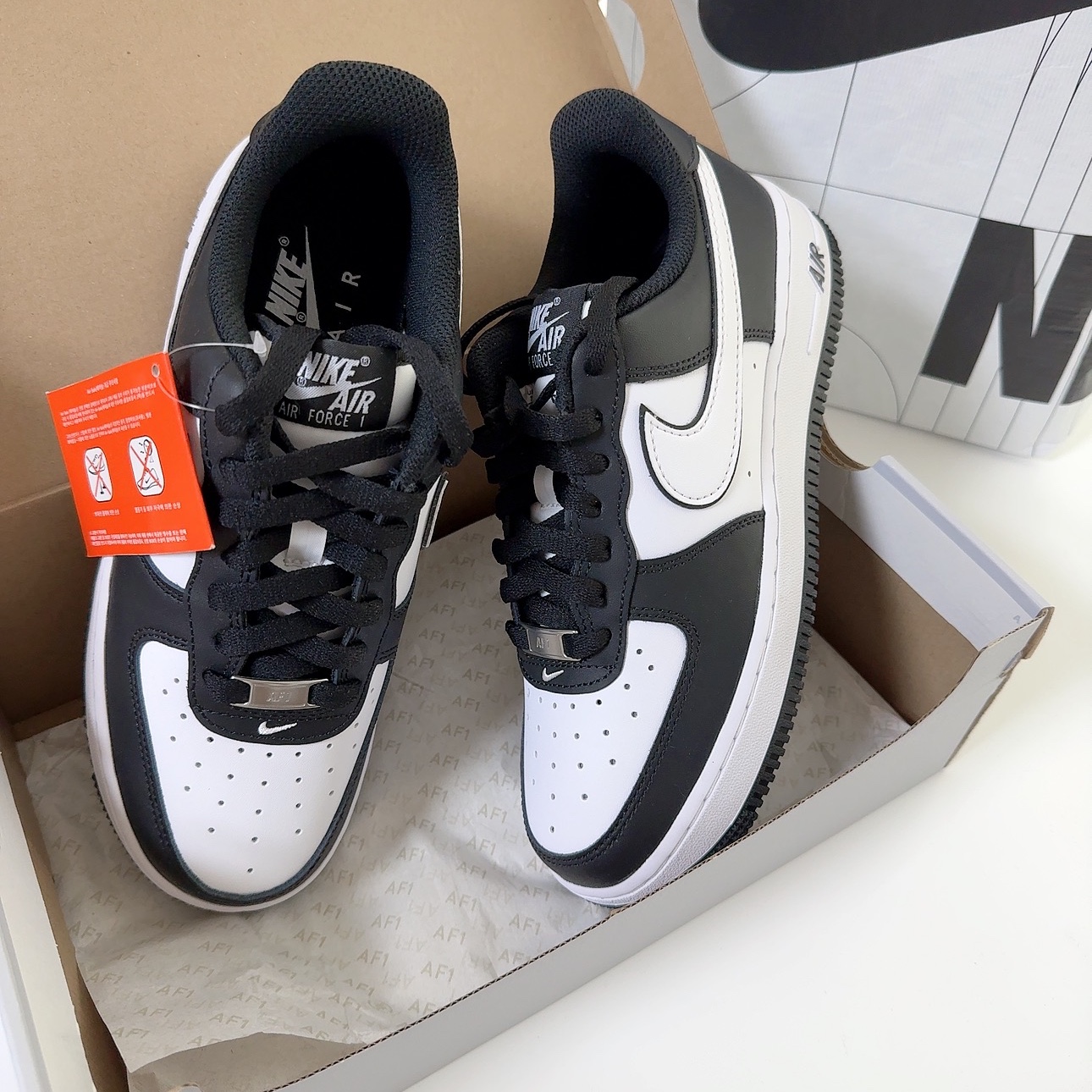 Nike Air Force 1 '07 Black White 착용 스타일 - 1
