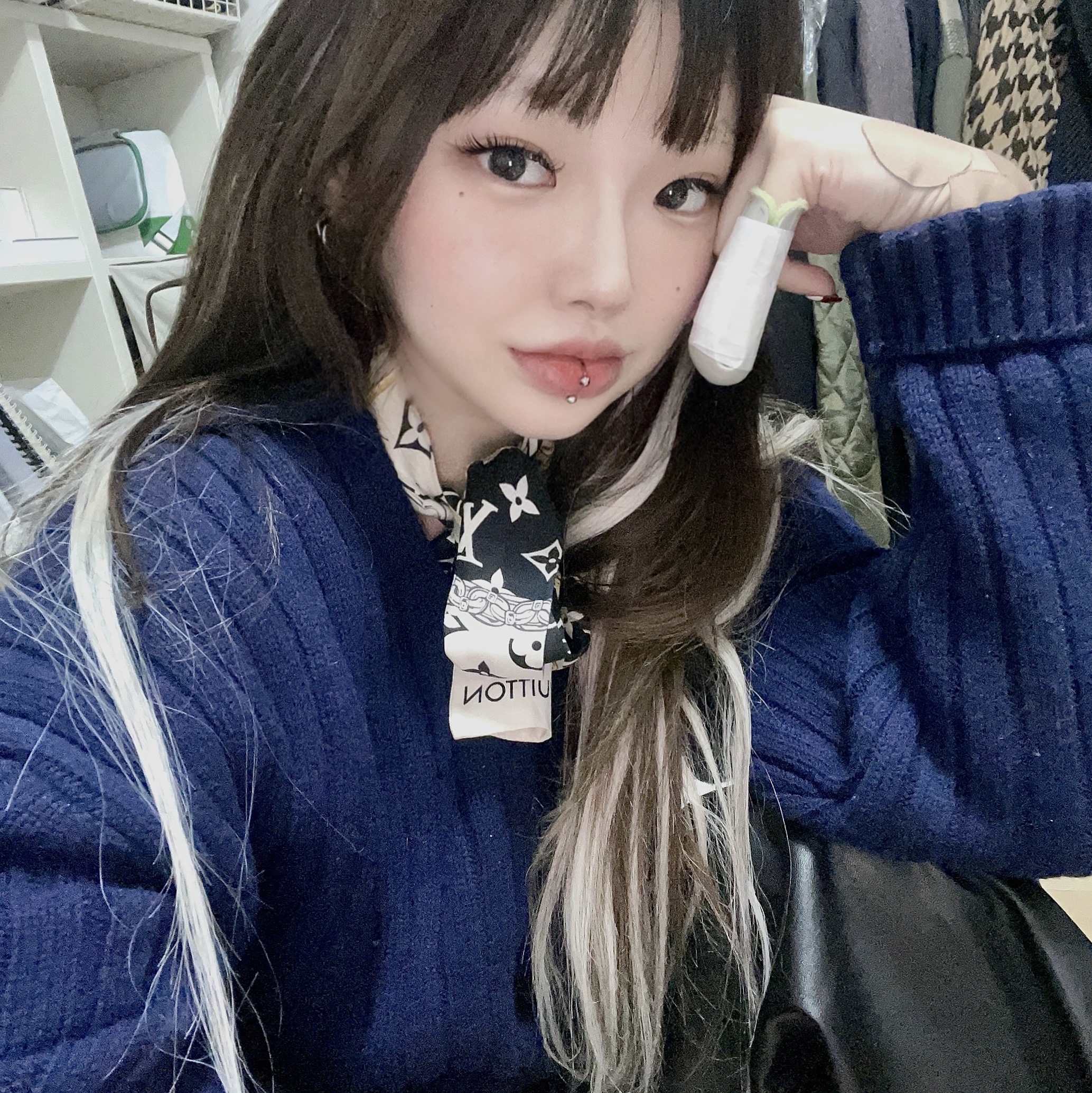 (W) Louis Vuitton Monogram Confidential Bandeau Black 착용 스타일