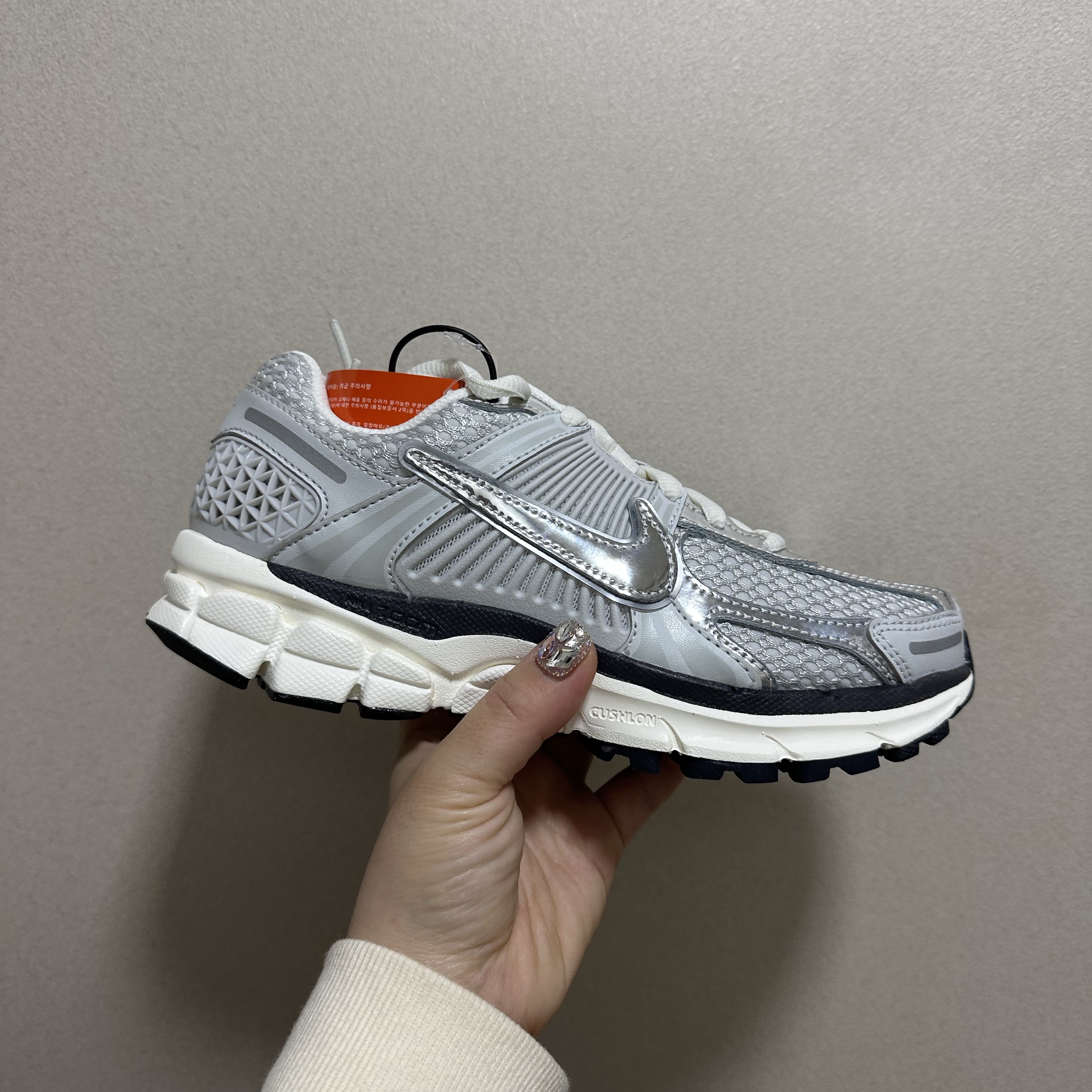 (W) Nike Zoom Vomero 5 Photon Dust and Metallic Silver 착용 스타일