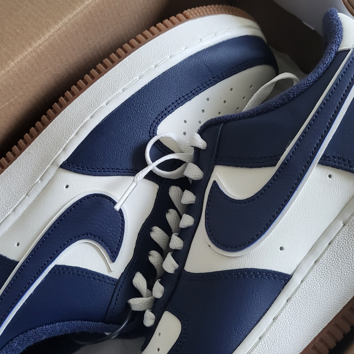 Nike Air Force 1 '07 LV8 Midnight Navy 착용 스타일