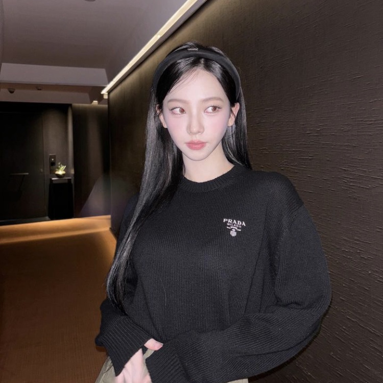 Prada Superfine Wool Crewneck Sweater Black 착용 스타일