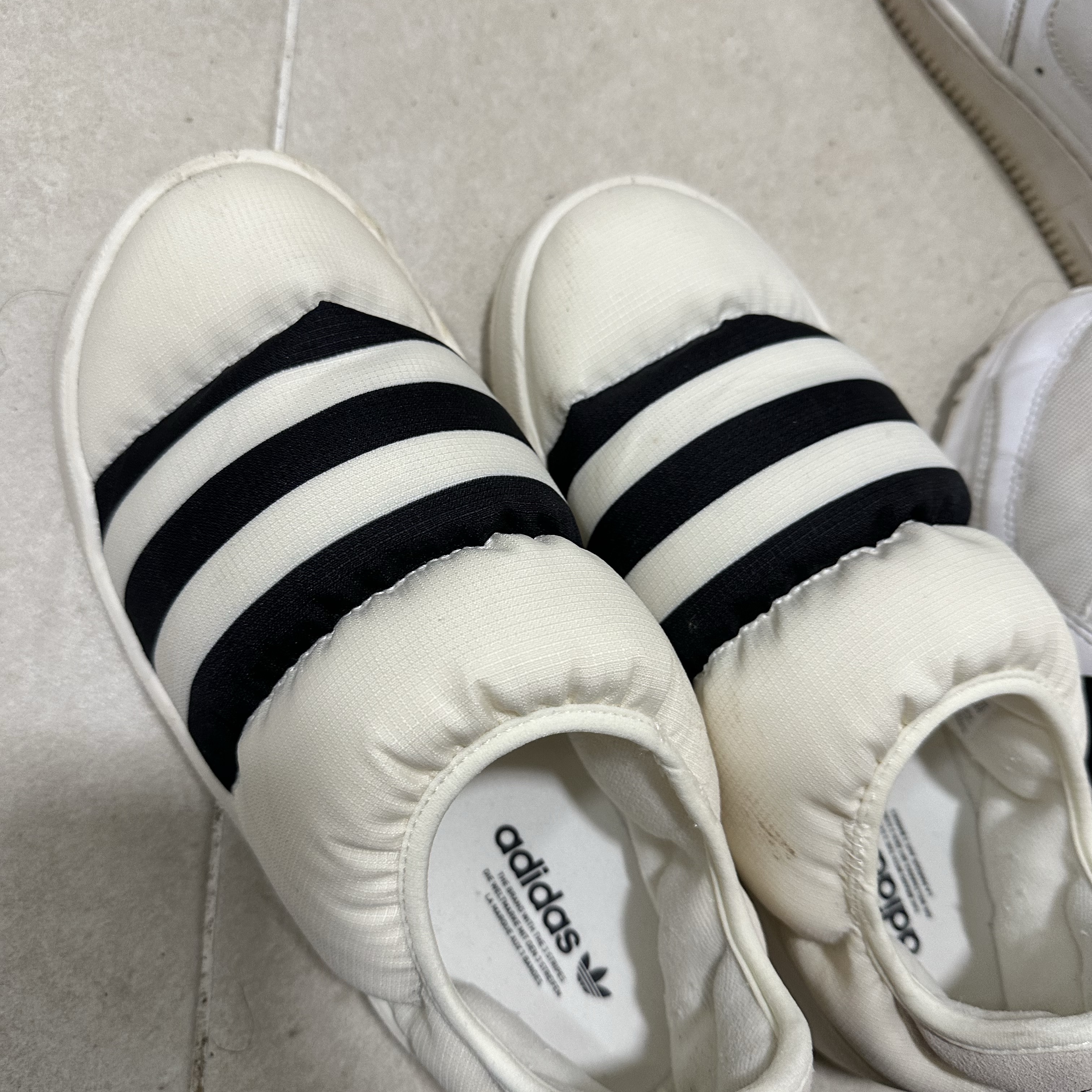 Adidas Puffylette Off White 착용 스타일