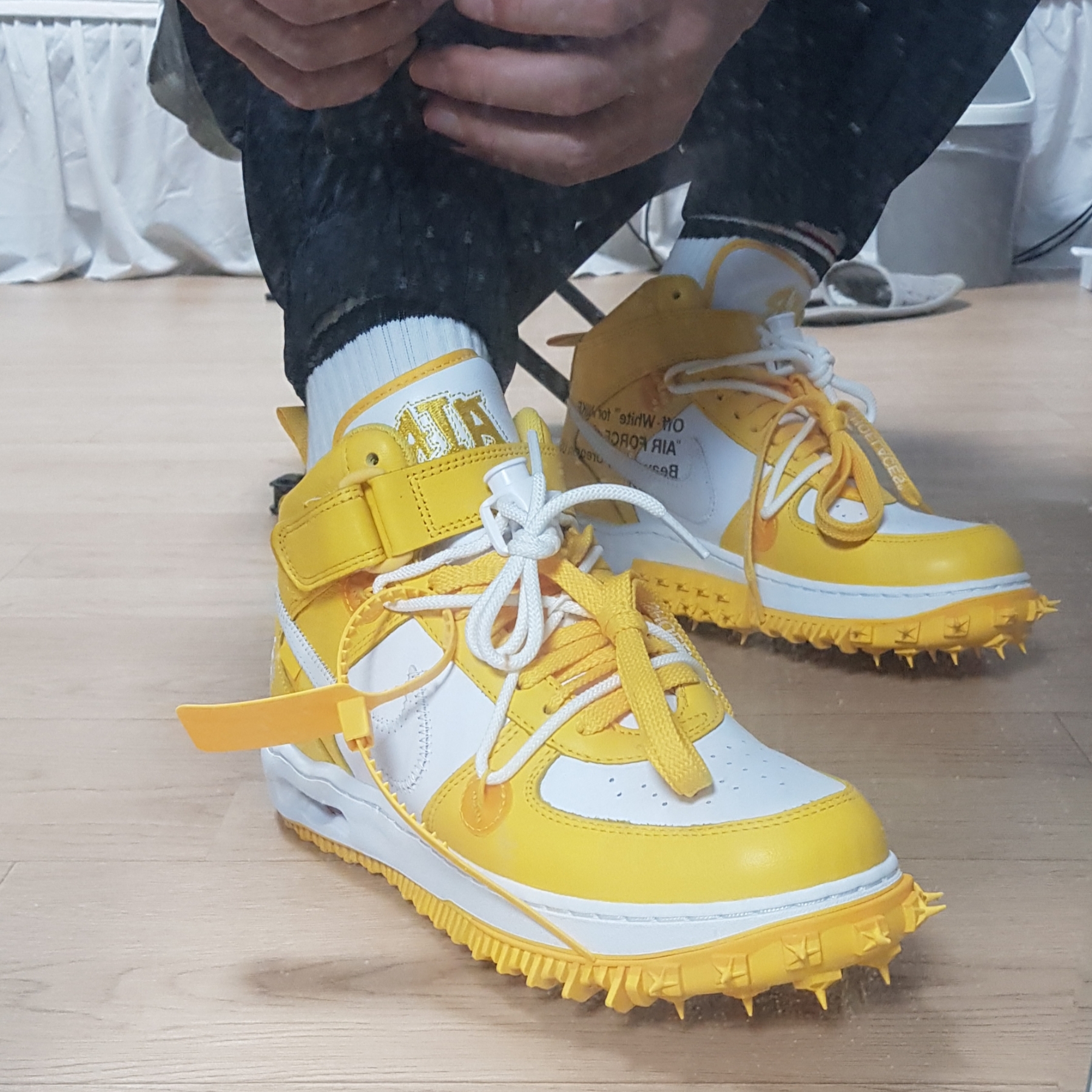 Nike x Off-White Air Force 1 Mid SP Leather Varsity Maize 착용 스타일 - 2