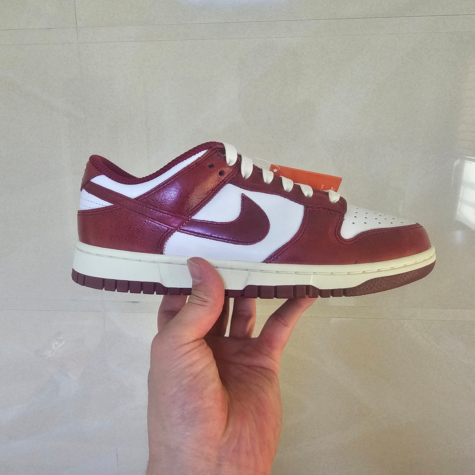 (W) Nike Dunk Low Retro PRM Team Red and White 착용 스타일 - 3