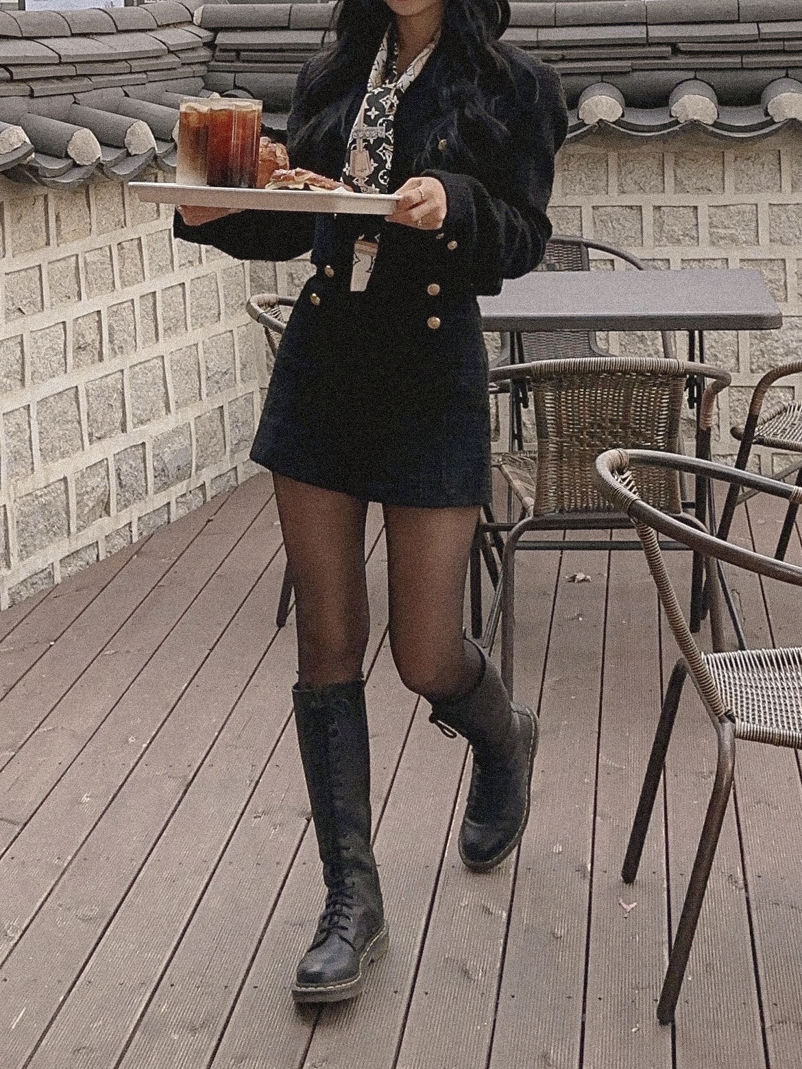 (W) Louis Vuitton Monogram Confidential Bandeau Black, (W) Dr. Martens 1B60 Boots Black 착용 스타일 - 1