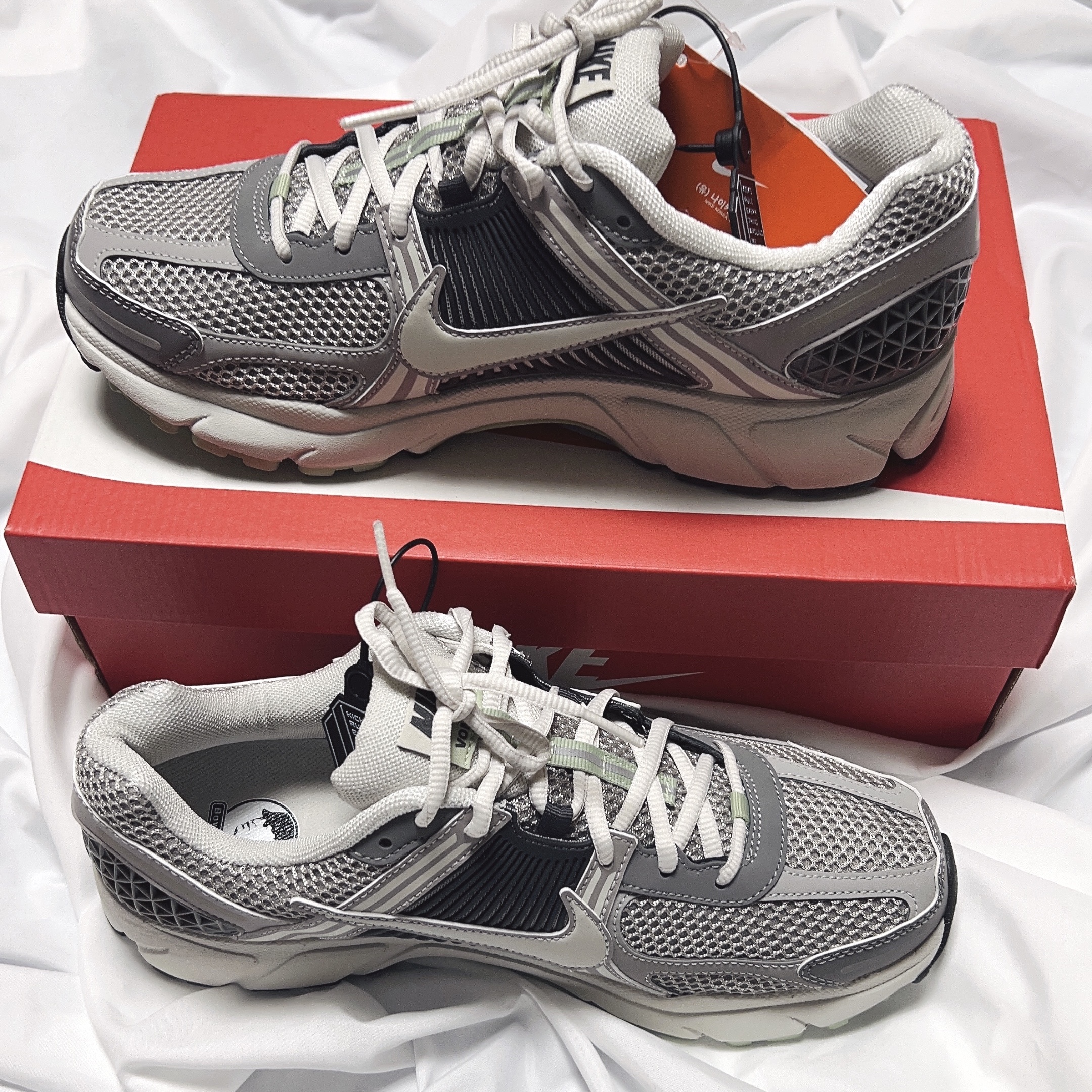 (W) Nike Zoom Vomero 5 Cobblestone and Flat Pewter 착용 스타일 - 2