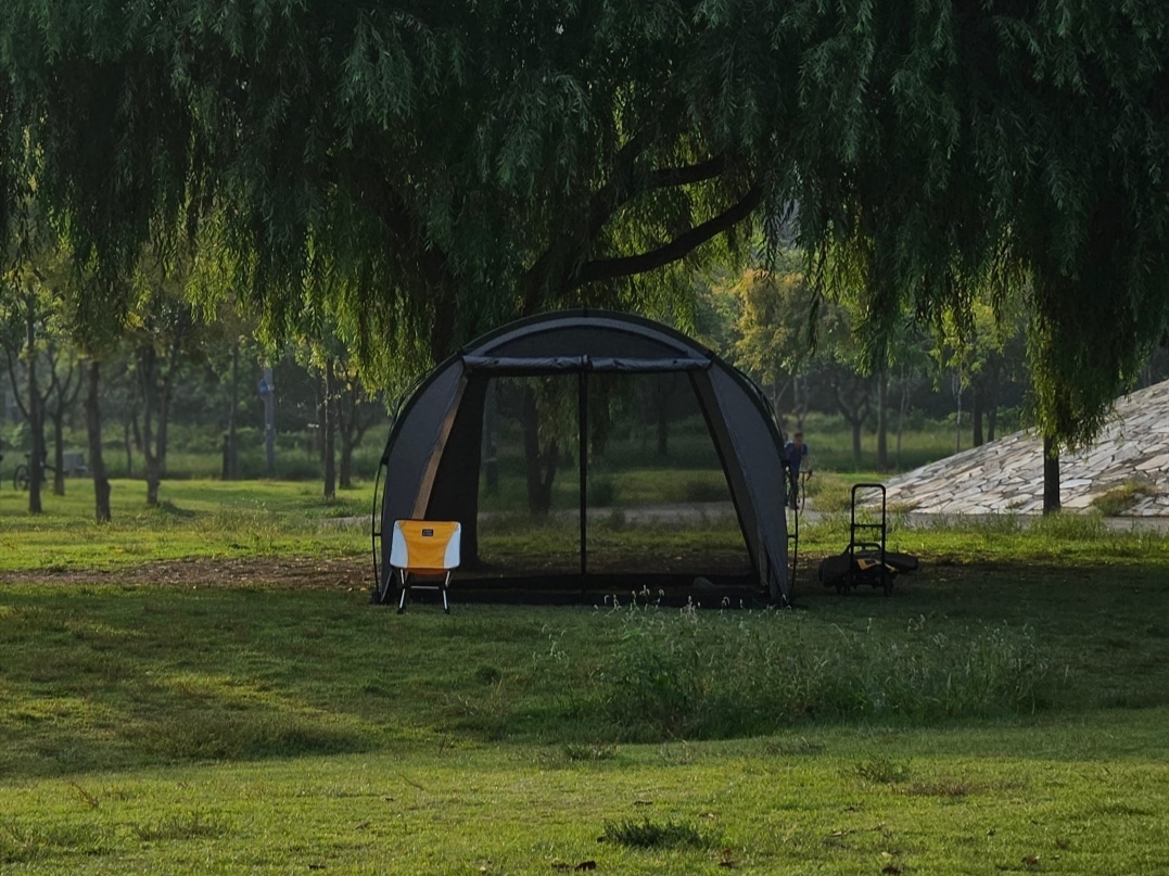 Helinox x Neighborhood Field Tunnel 4.35 Hangar Gray 착용 스타일 - 5