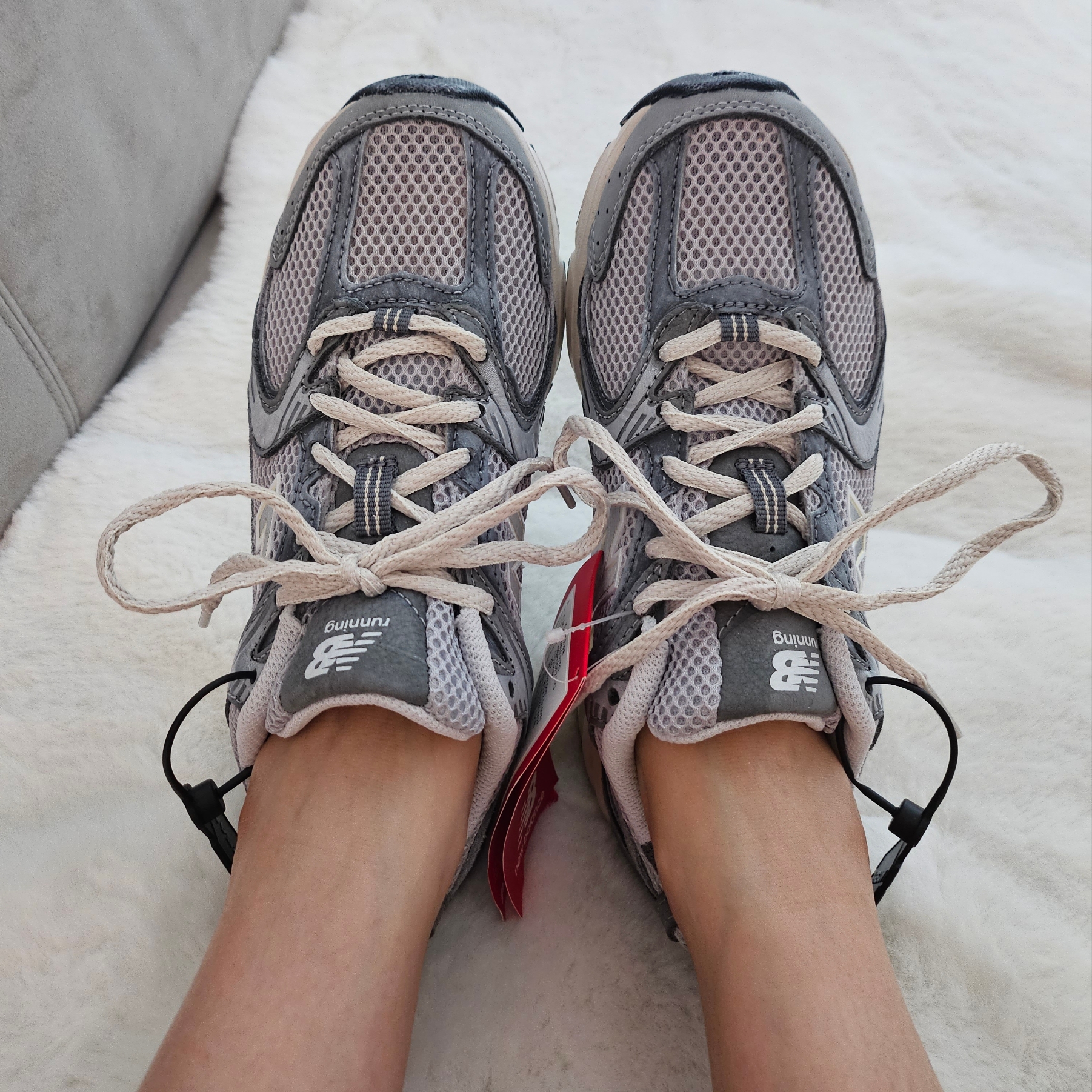 New Balance 530 Premium Vintage Grey Matter 착용 스타일