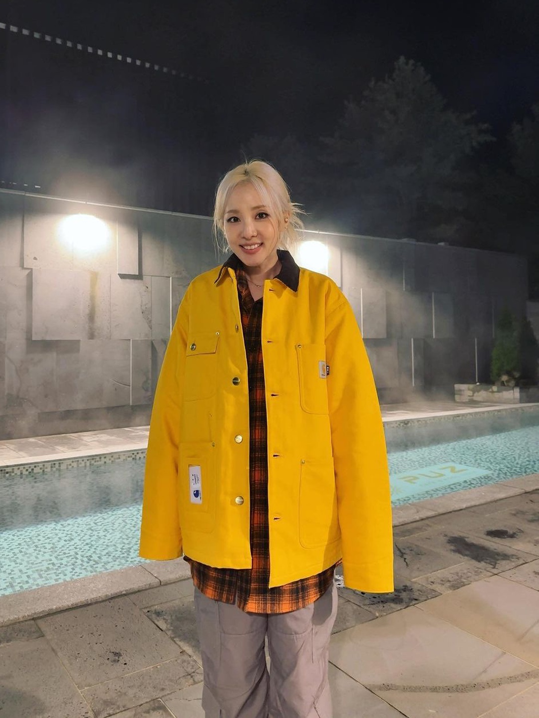 Carhartt WIP x IAB Studio OG Chore Coat Yellow, Carhartt WIP x IAB Studio Pocket Sweatshirt Grey Heather 착용 스타일 - 2