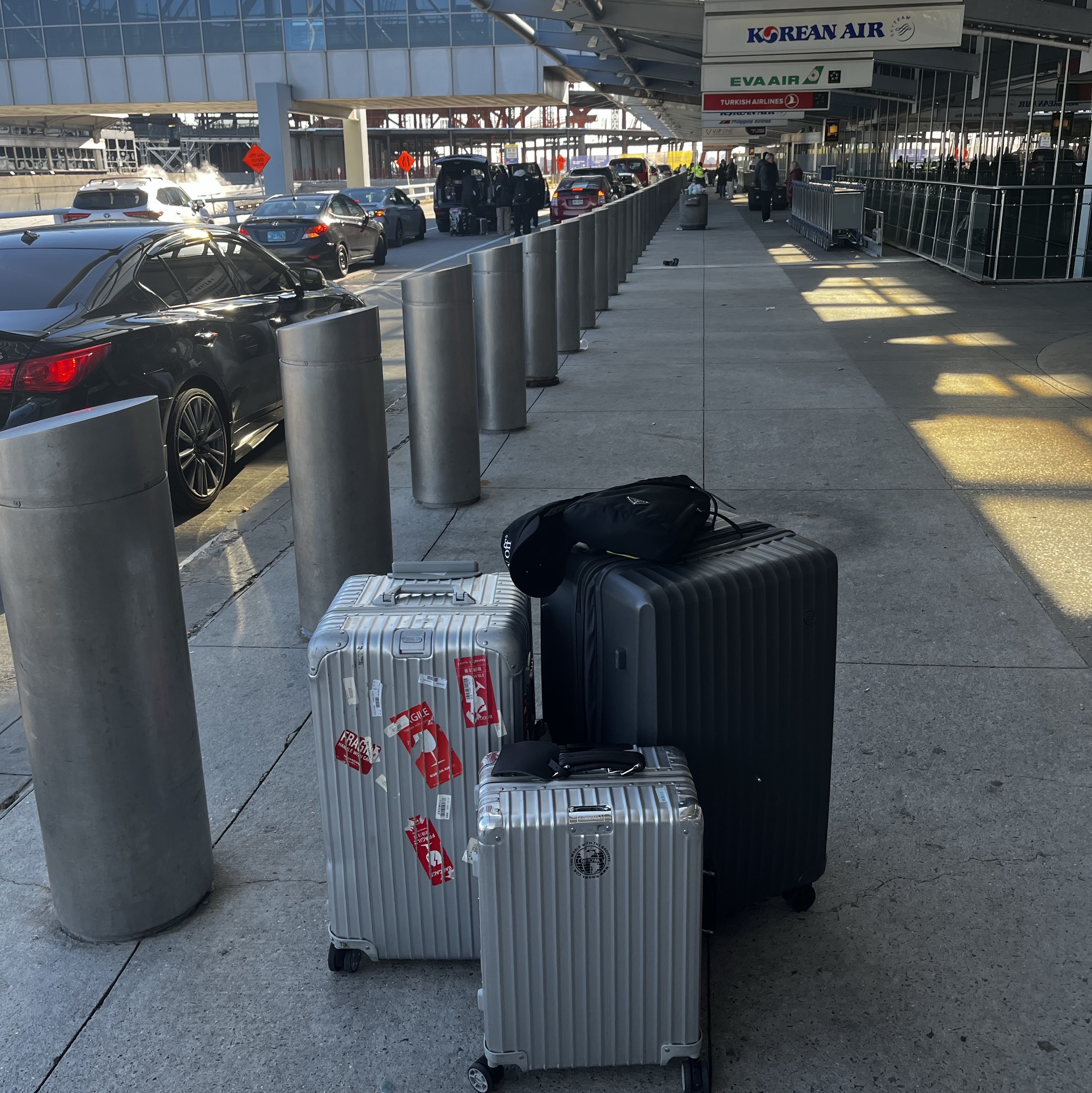 Rimowa Classic Cabin Aluminum Silver, Prada Cross Leather Bag Black 착용 스타일