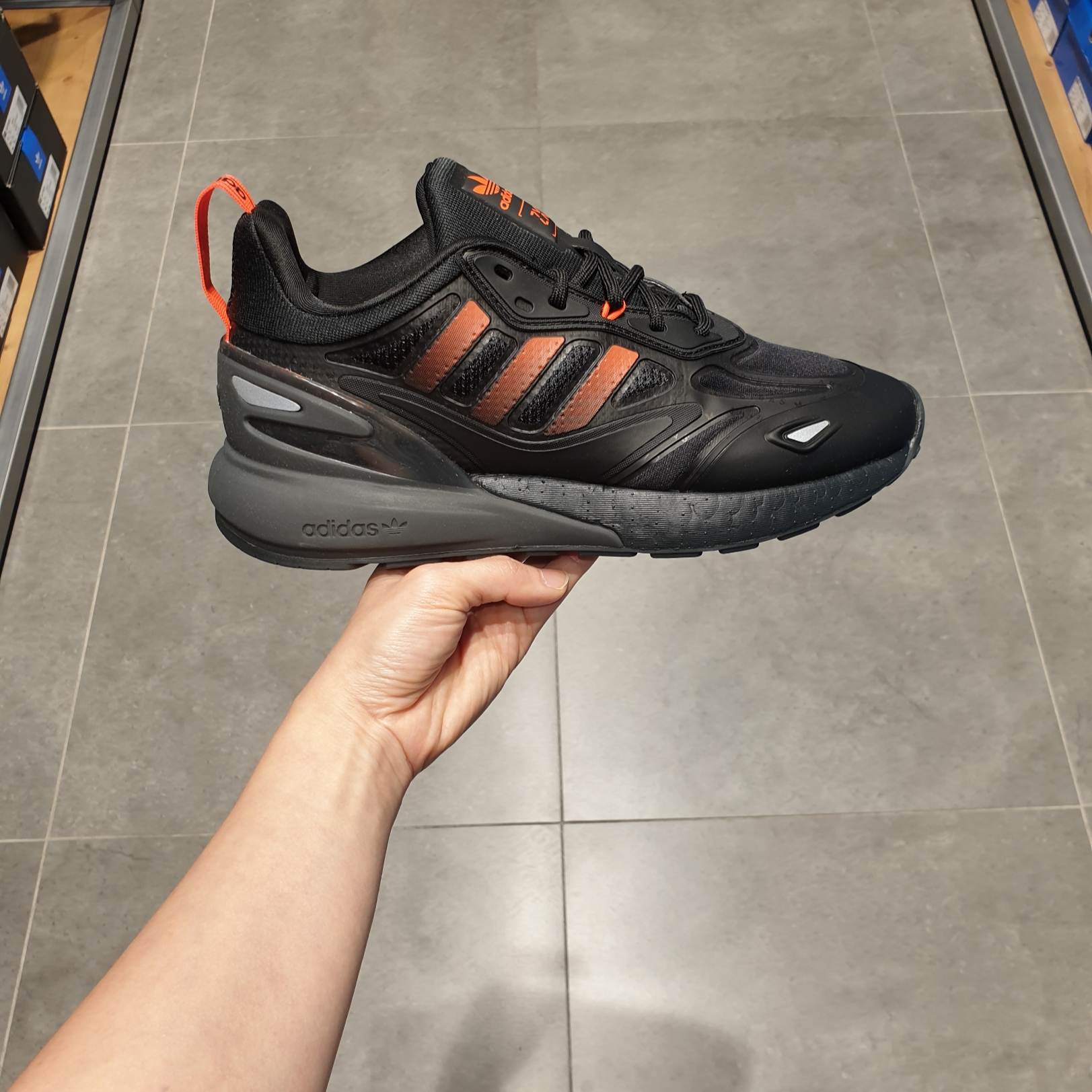 Adidas ZX 2K Boost 2.0 Core Black Solar Red 착용 스타일 - 2